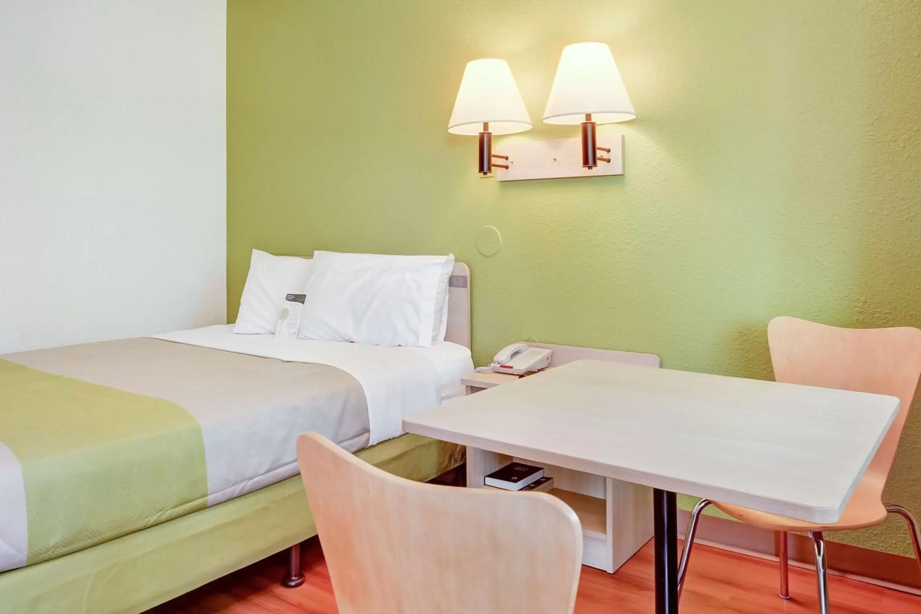 TV and multimedia, Bed in Motel 6-Eugene, OR - South Springfield TV and multimedia, Bed in Motel 6-Eugene, OR - South Springfield