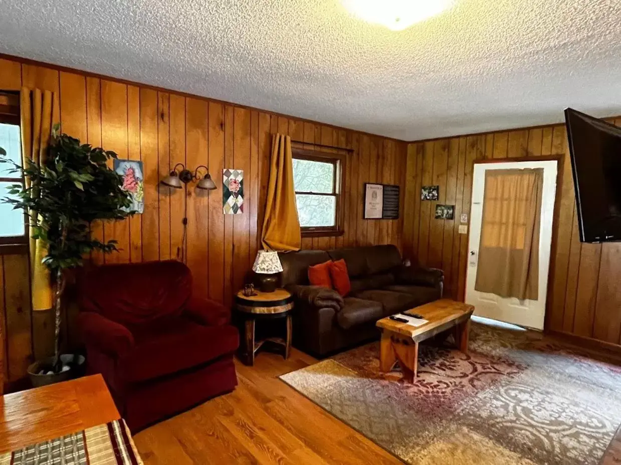 Living room, Seating Area in Meadowlark Motel with Restaurant & Bar