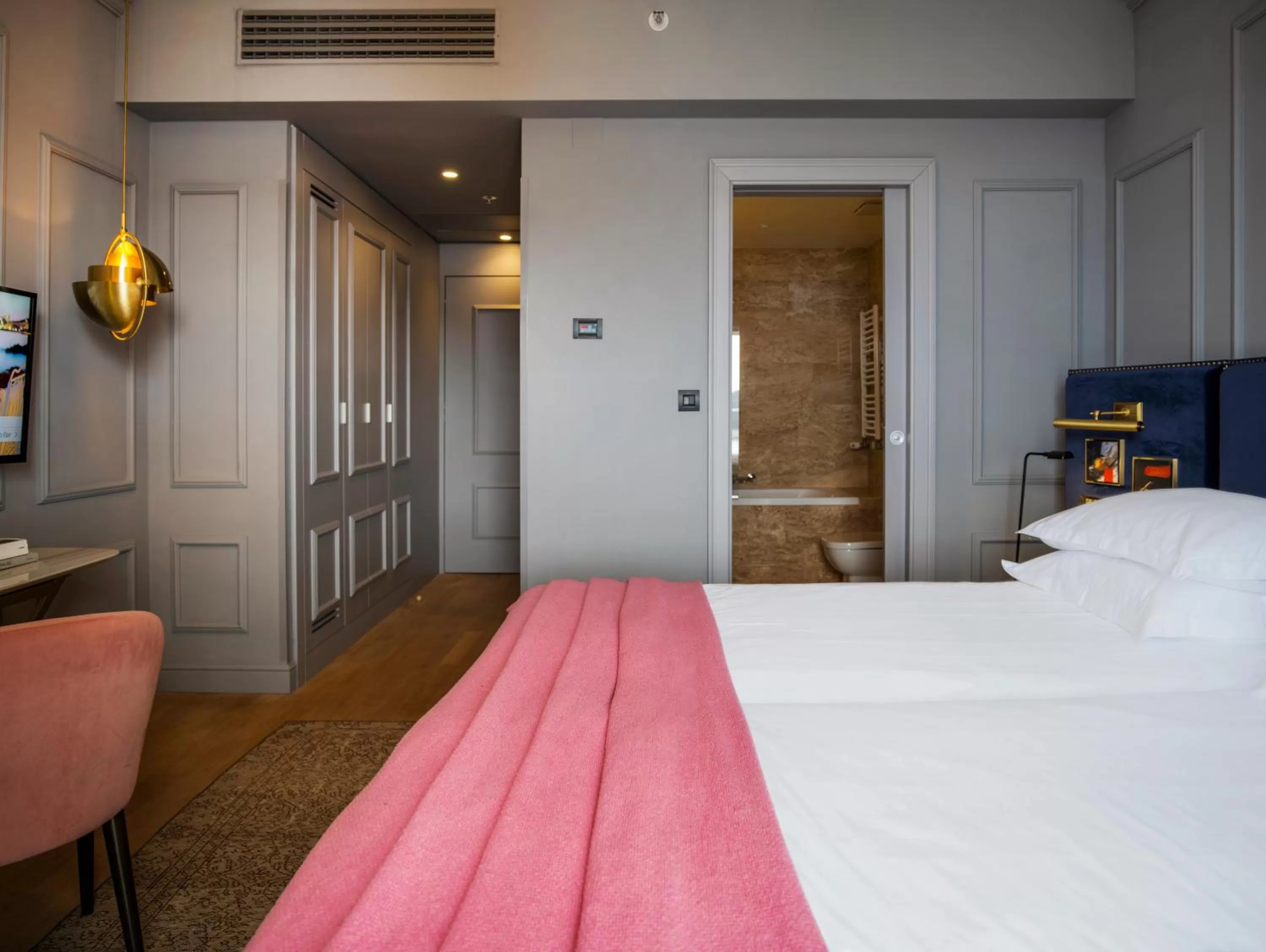 Bed in Hotel Excelsior