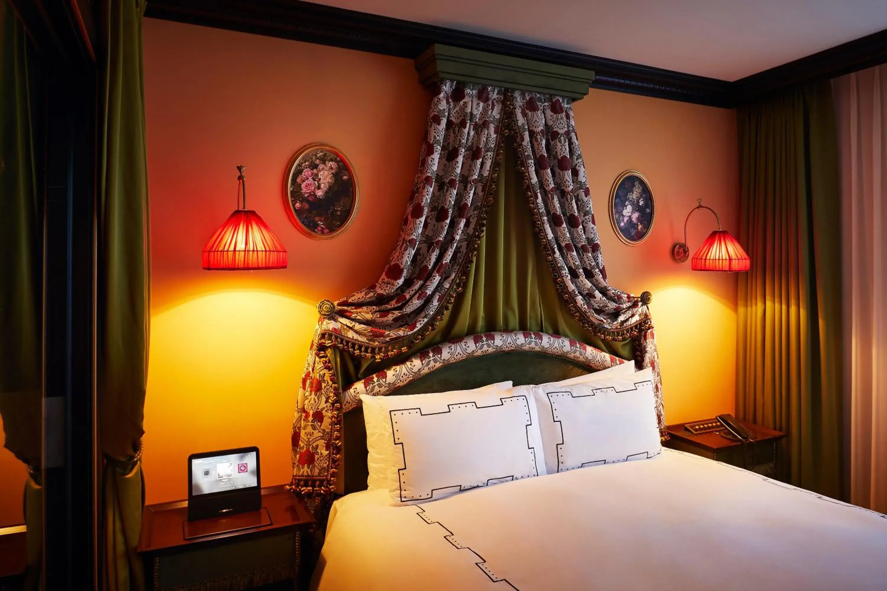 Bed in L'Escape Hotel