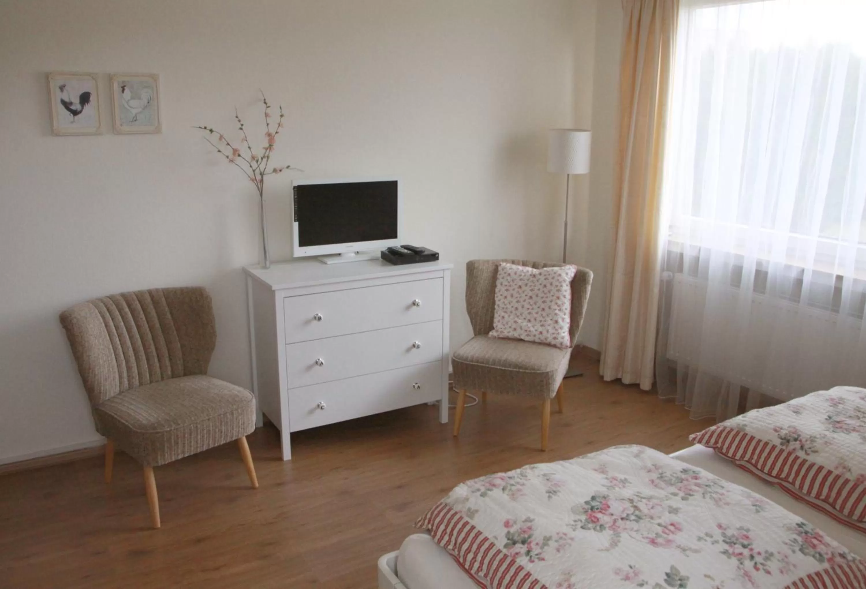 Photo of the whole room, TV/Entertainment Center in B&B Orchidee