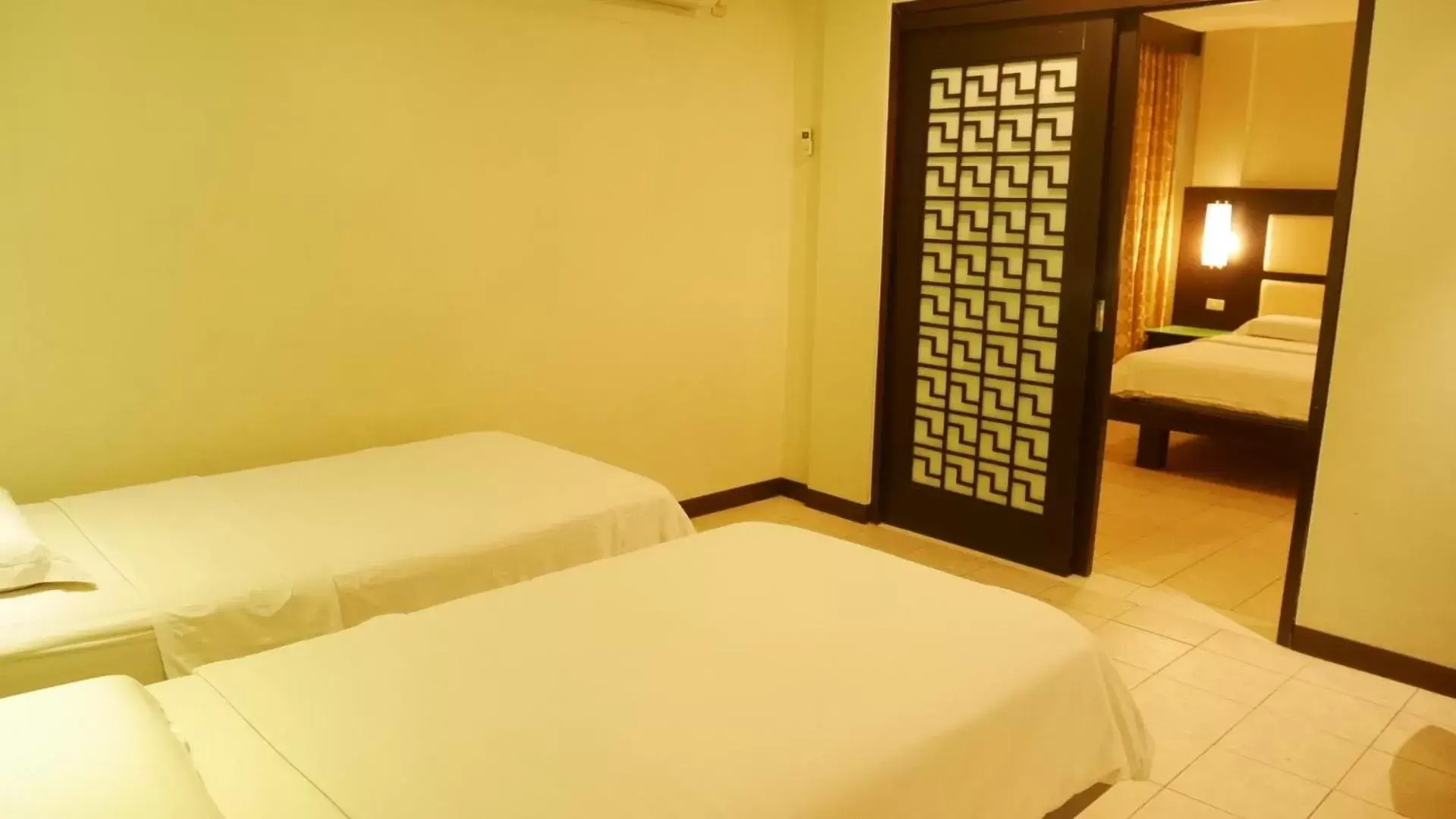 Bed in Circle Inn Hotel and Suites Bacolod