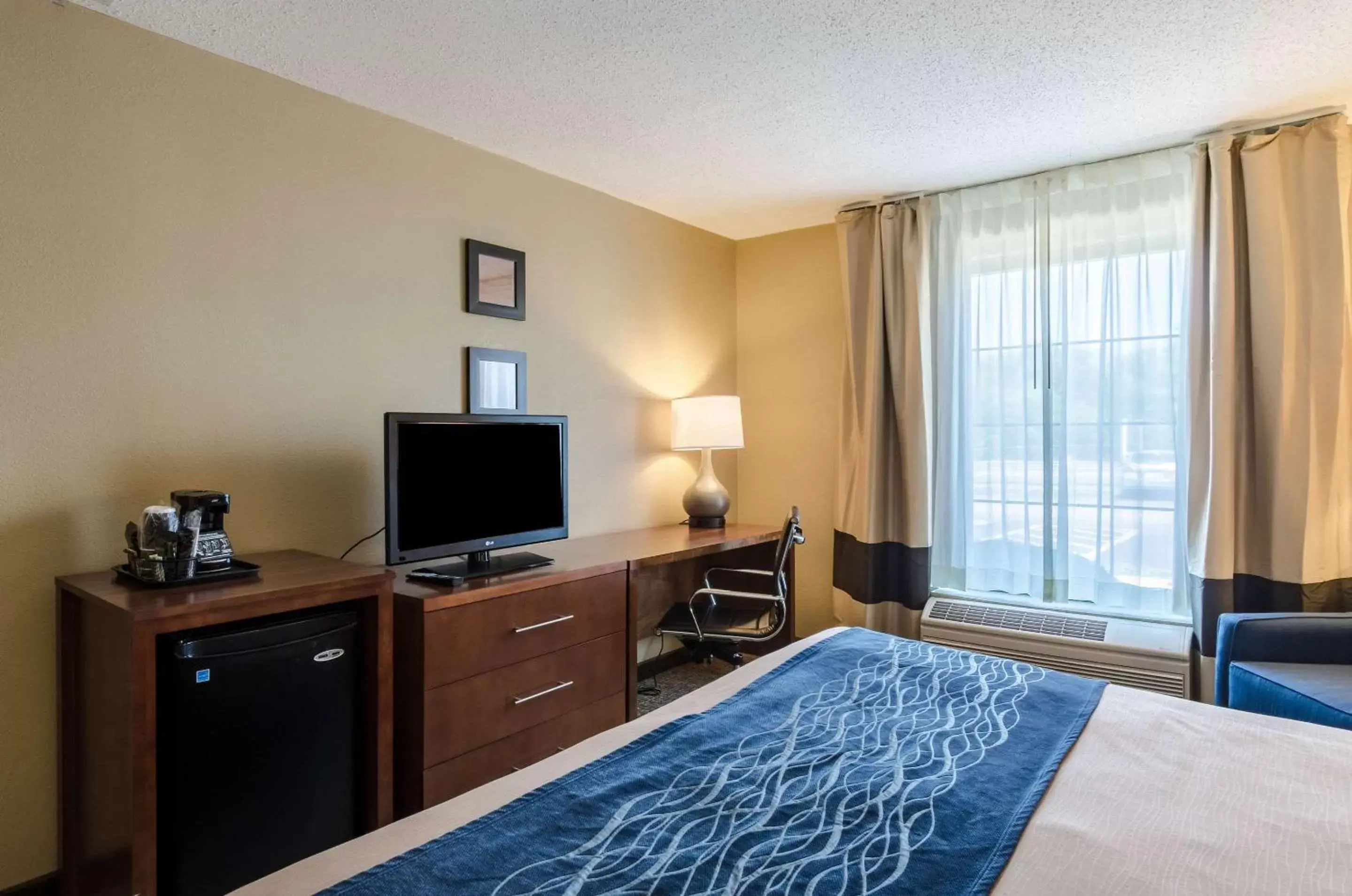 Photo of the whole room, TV/Entertainment Center in Comfort Inn Randolph-Boston