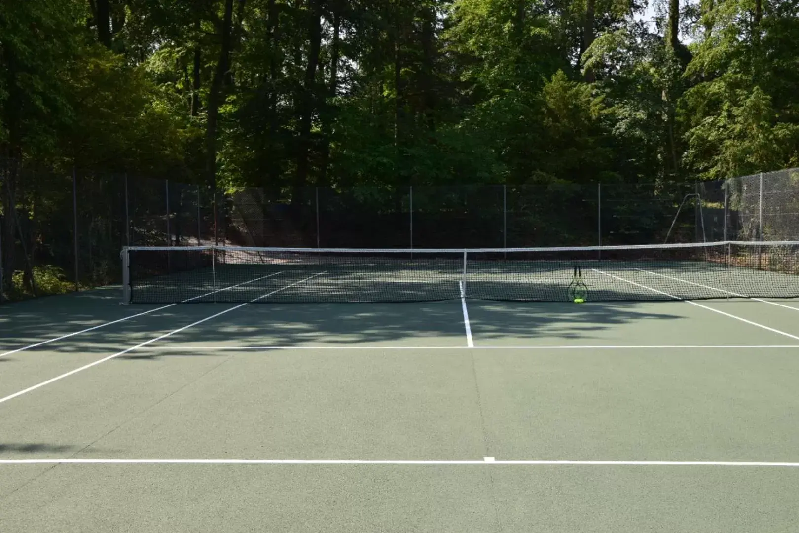 Activities, Tennis/Squash in Chateau de Montvillargenne