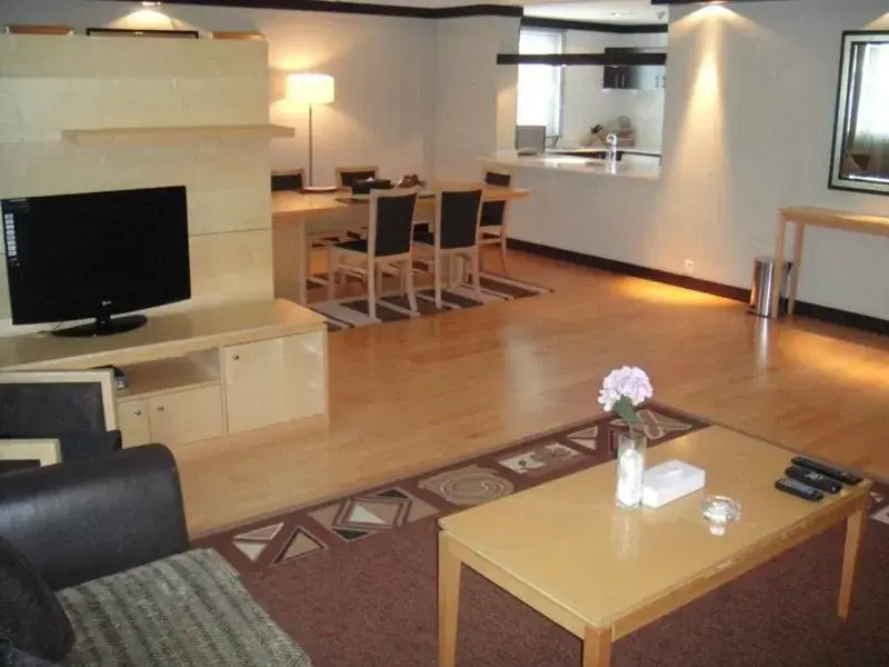 Living room, TV/Entertainment Center in L'Arabia Hotel Apartments