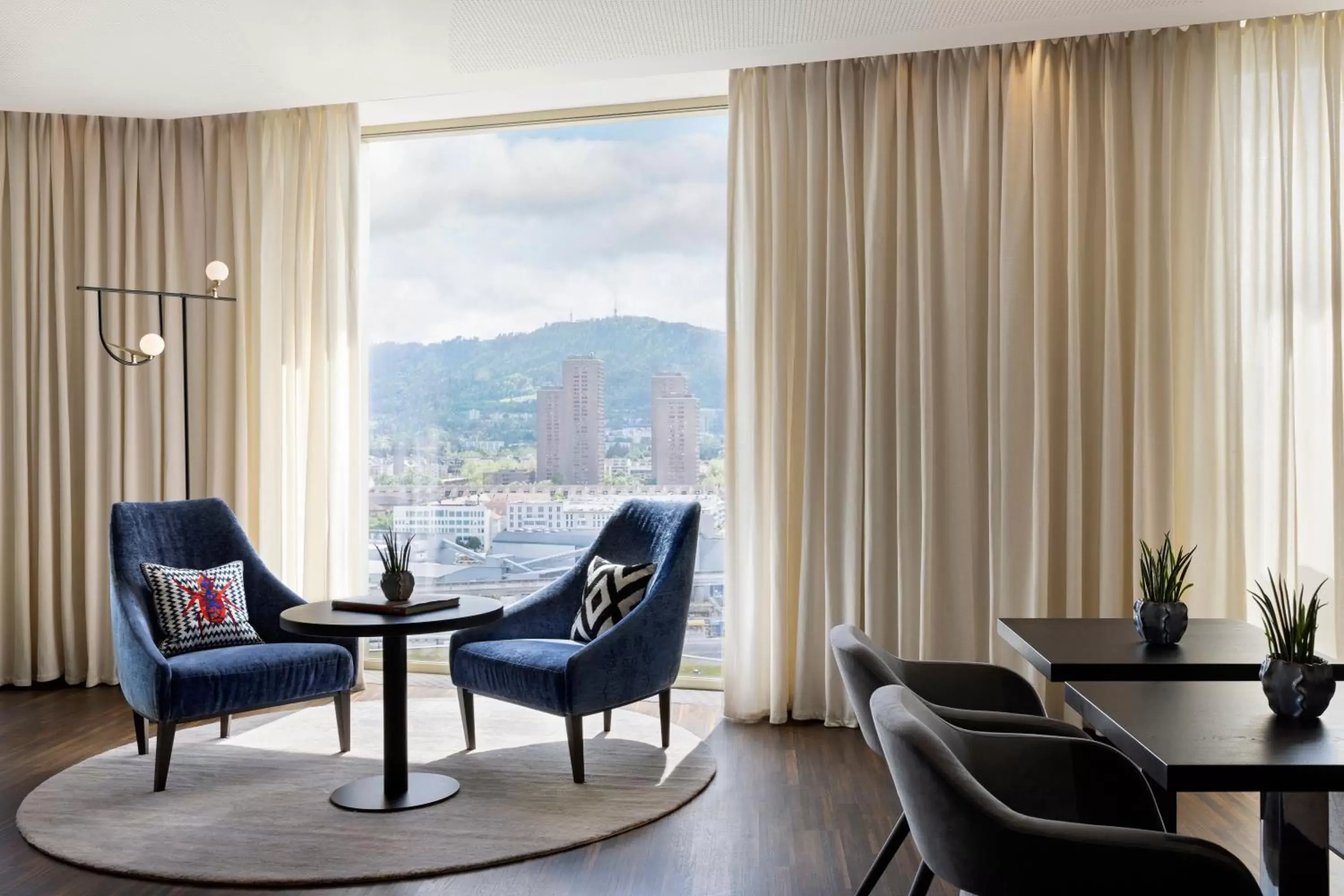 Communal lounge/ TV room, Seating Area in Renaissance Zurich Tower Hotel