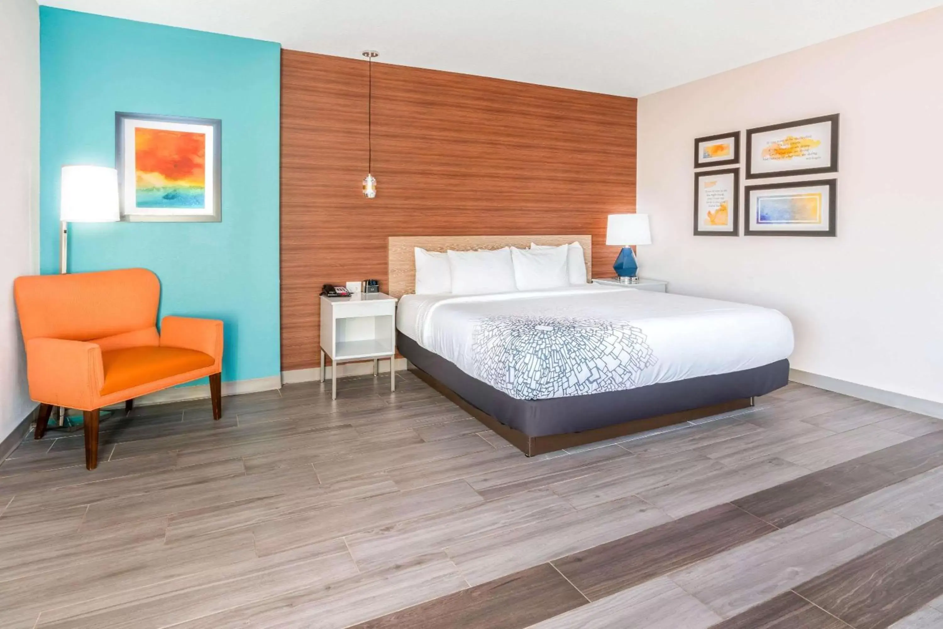 Photo of the whole room, Bed in La Quinta by Wyndham Oklahoma City Airport