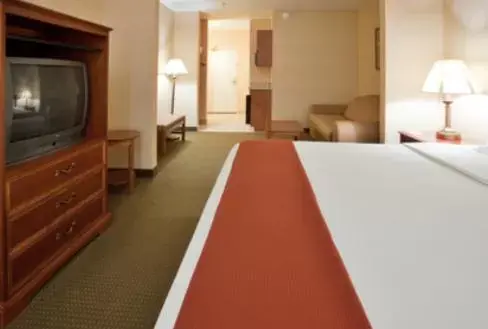 Bed in Holiday Inn Express Hotel & Suites Drums-Hazelton, an IHG Hotel