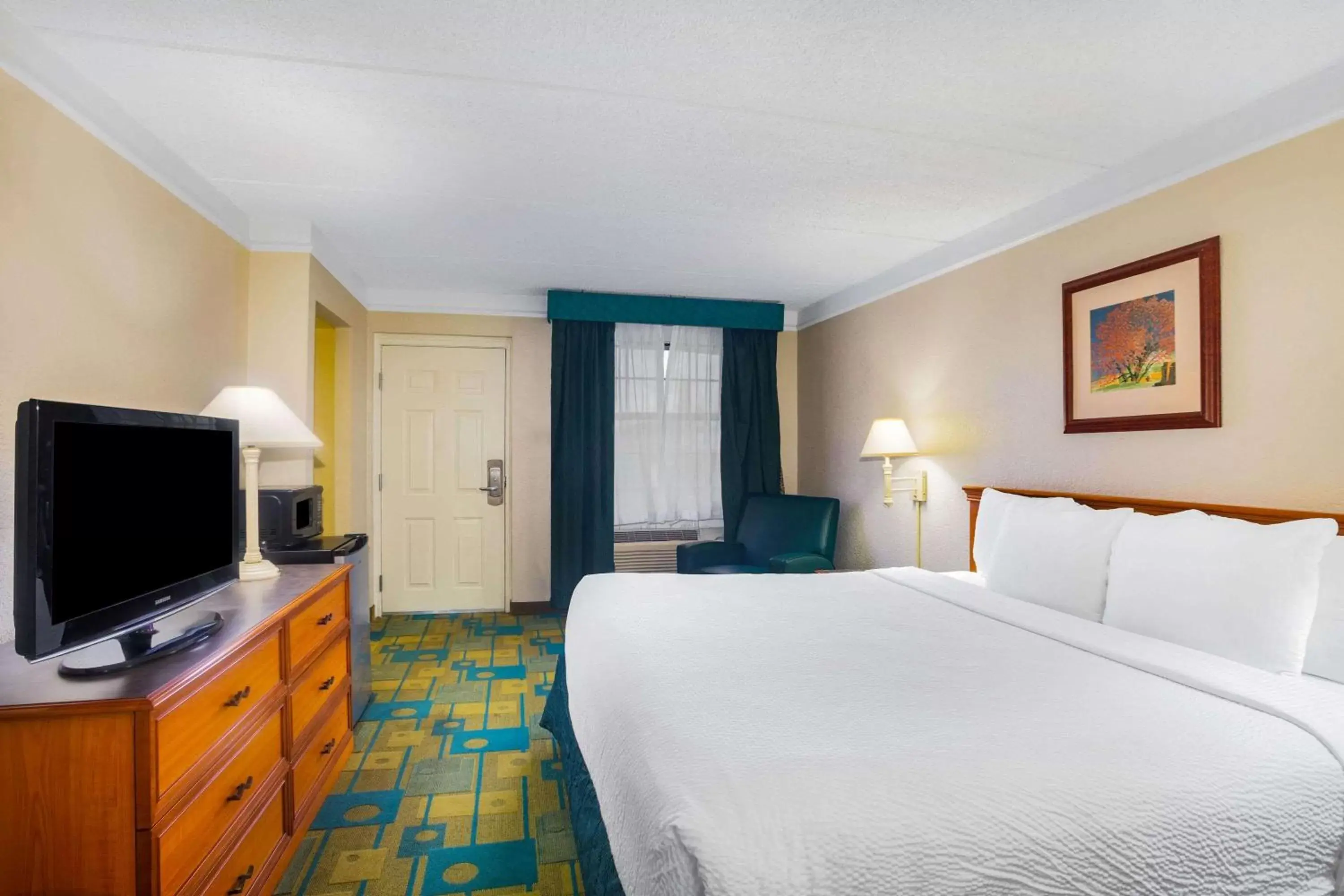 Photo of the whole room, Bed in La Quinta Inn by Wyndham Eagle Pass