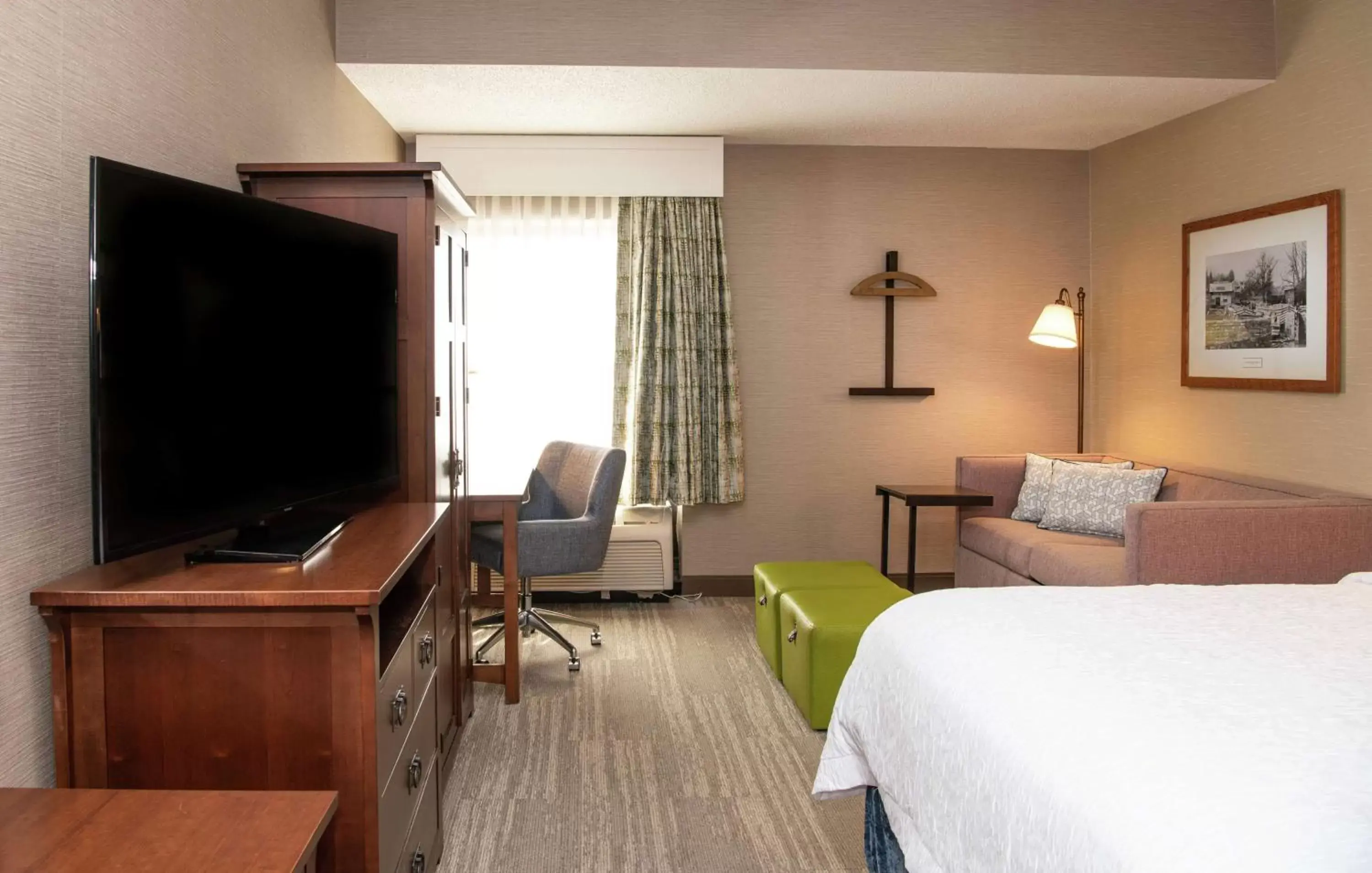 Bed, TV/Entertainment Center in Hampton Inn & Suites Rochester/Victor