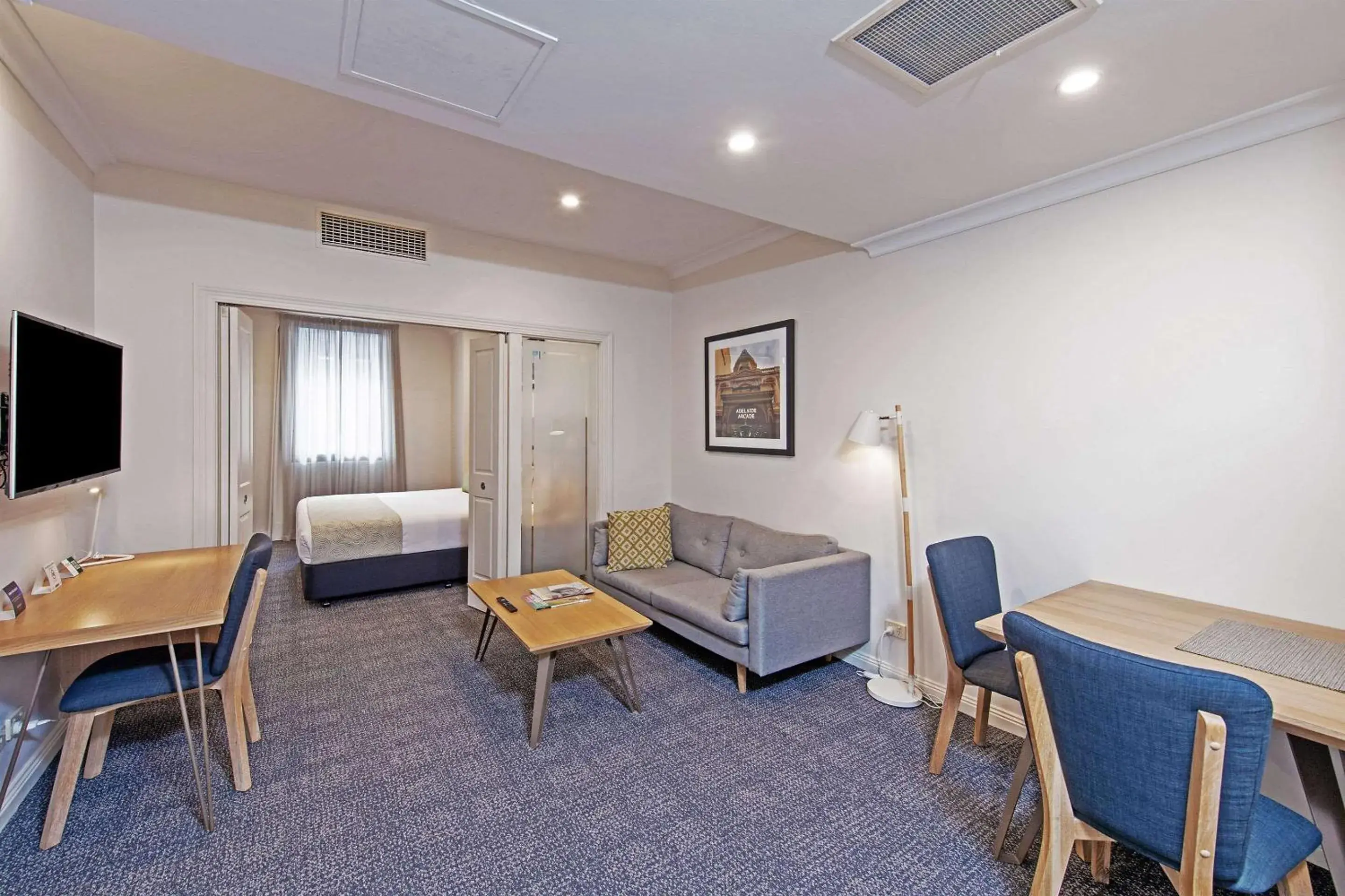 Photo of the whole room, Seating Area in Quality Apartments Adelaide Central