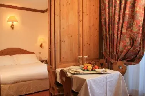Bedroom in Hotel Alaska Cortina