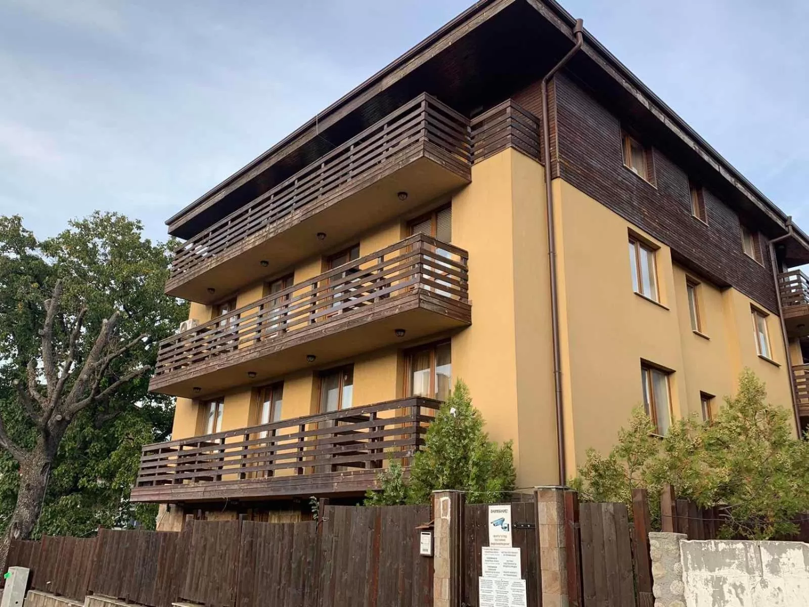 Property Building in StayInn Banderitsa Apartments with kitchen & BBQ