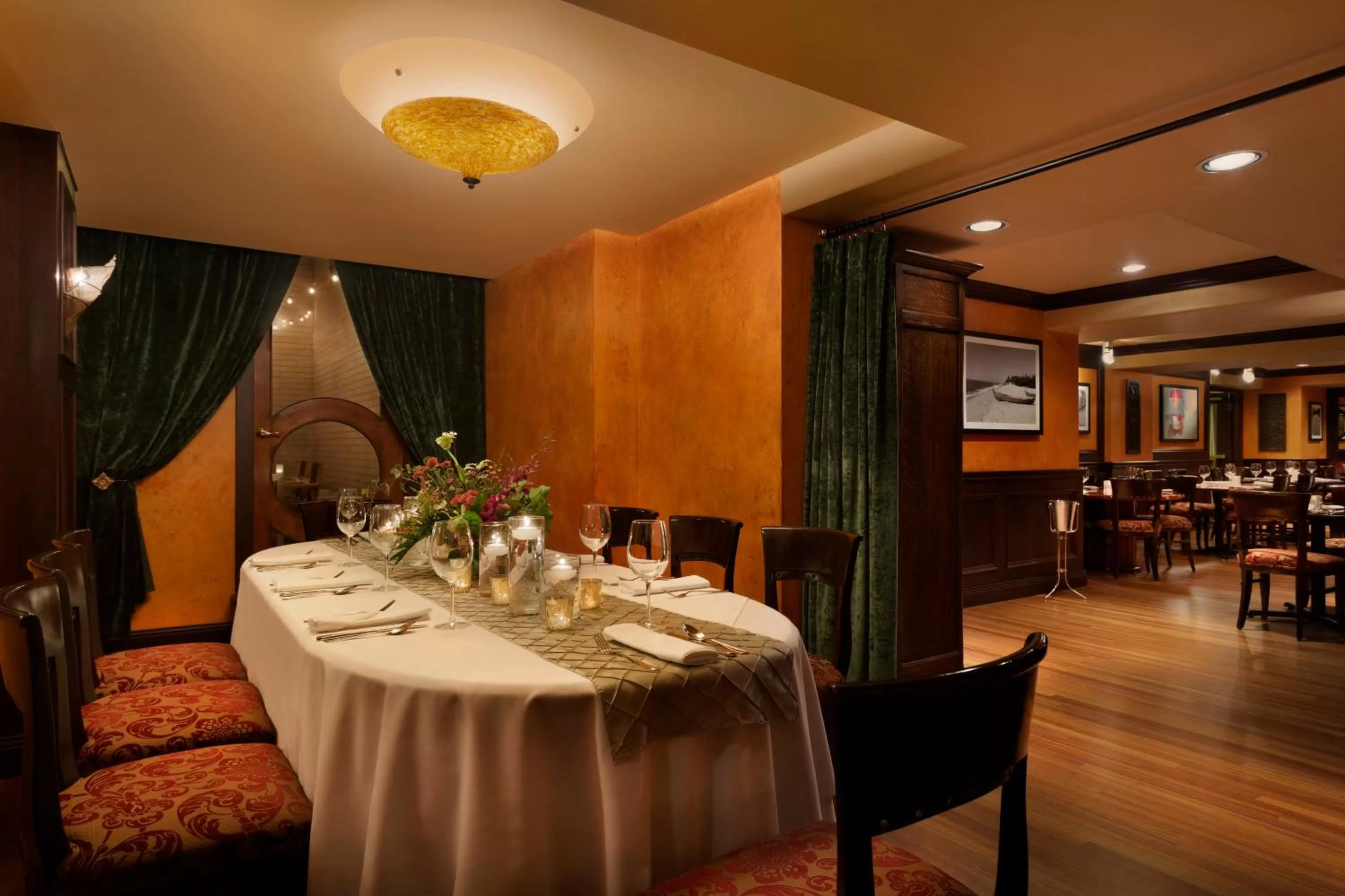 Restaurant/places to eat in Hotel Le Soleil by Executive Hotels