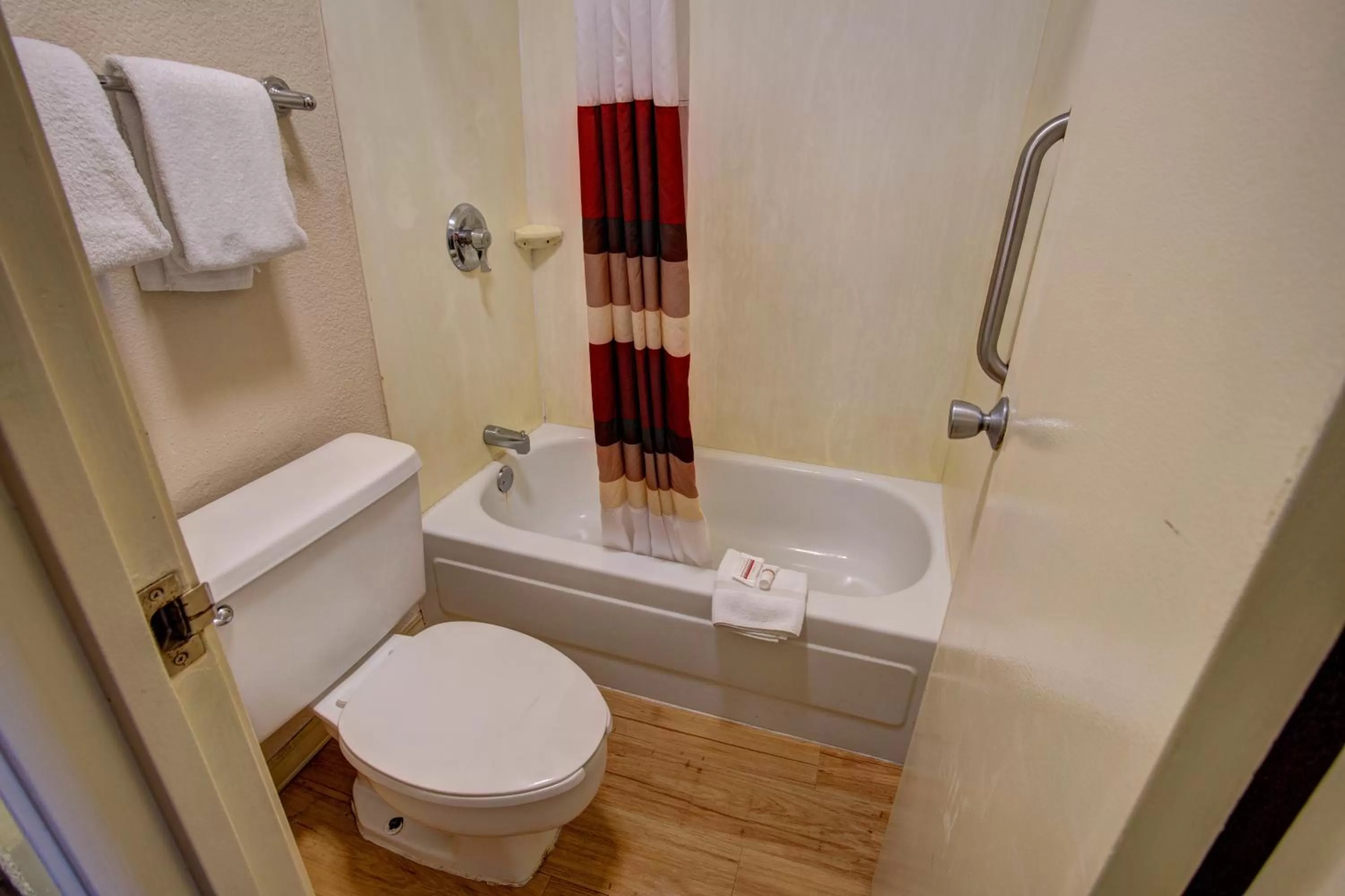 Bathroom in Red Roof Inn Pensacola - I-10 at Davis Highway