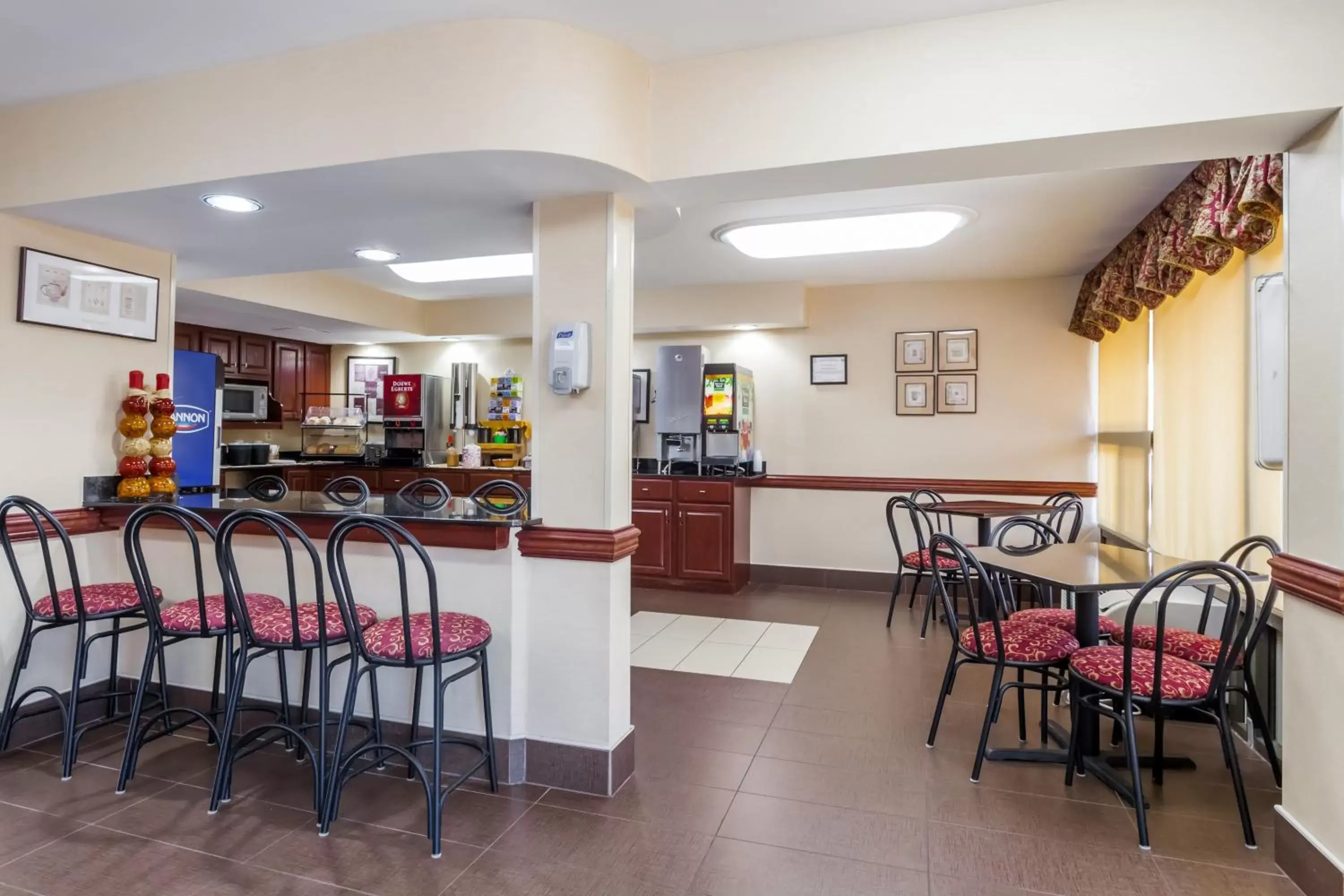 Continental breakfast, Restaurant/Places to Eat in Ramada by Wyndham Edgewood Hotel & Conference Center