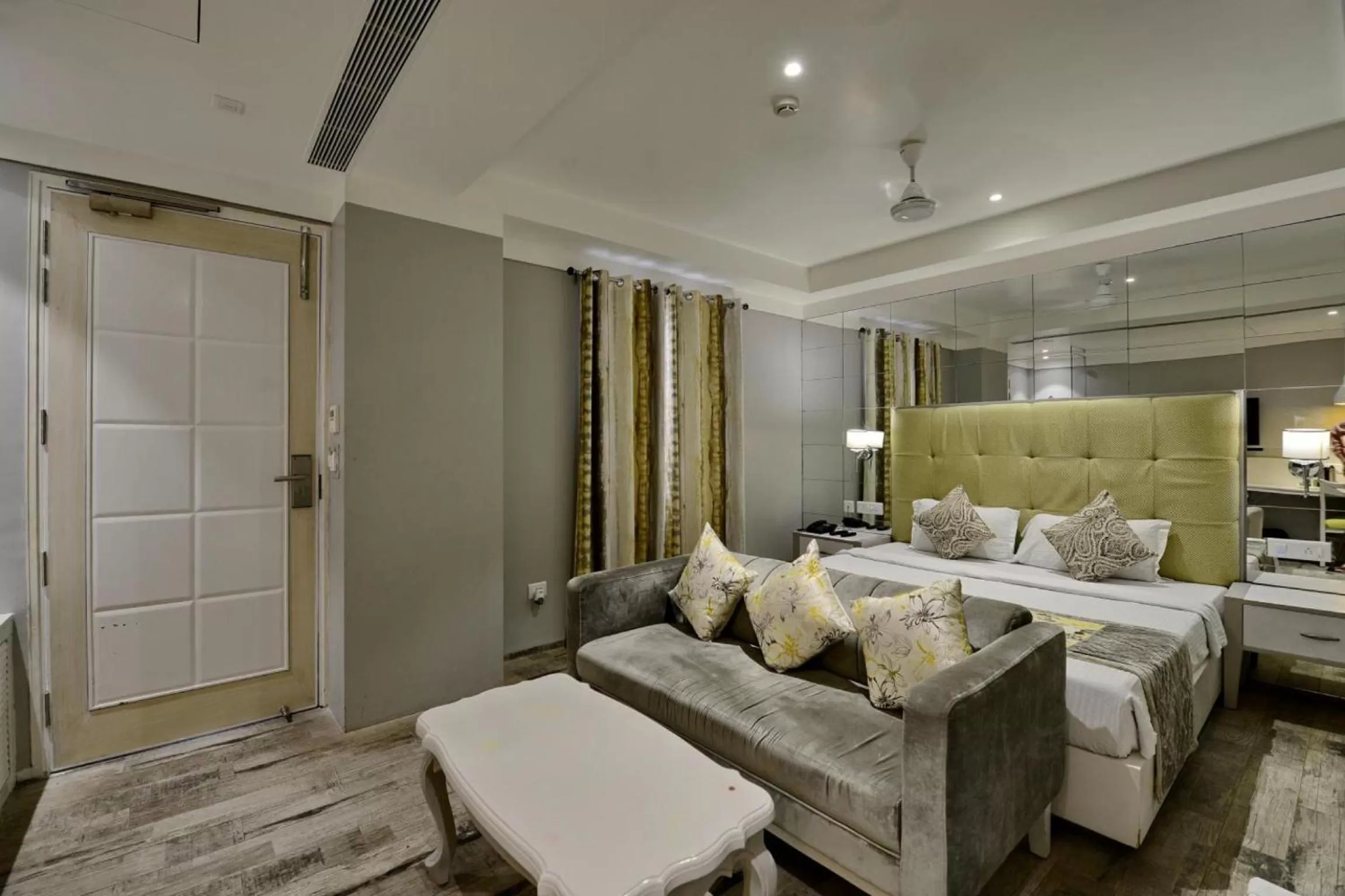 Bedroom, Bed in Hotel Emerald