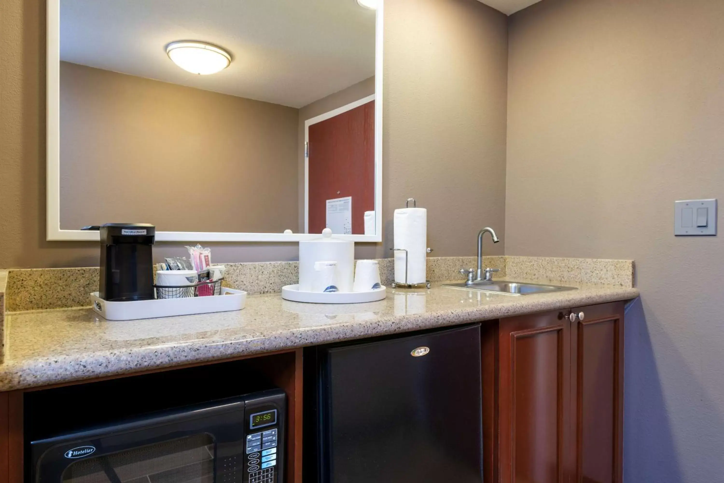 Photo of the whole room, Bathroom in Hampton Inn & Suites Fort Myers-Colonial Boulevard