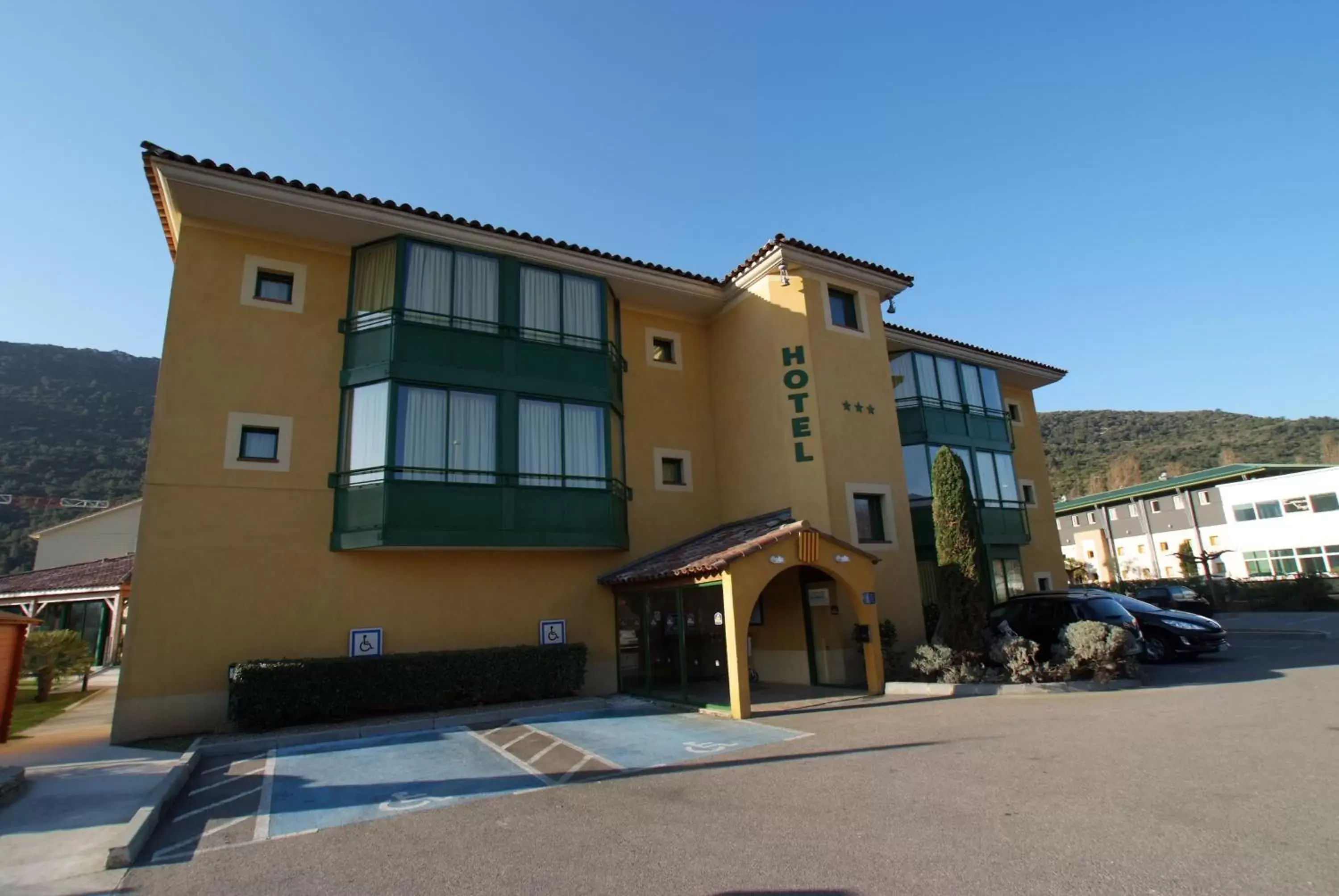 Facade/entrance, Property Building in Best Western Gemenos en Provence