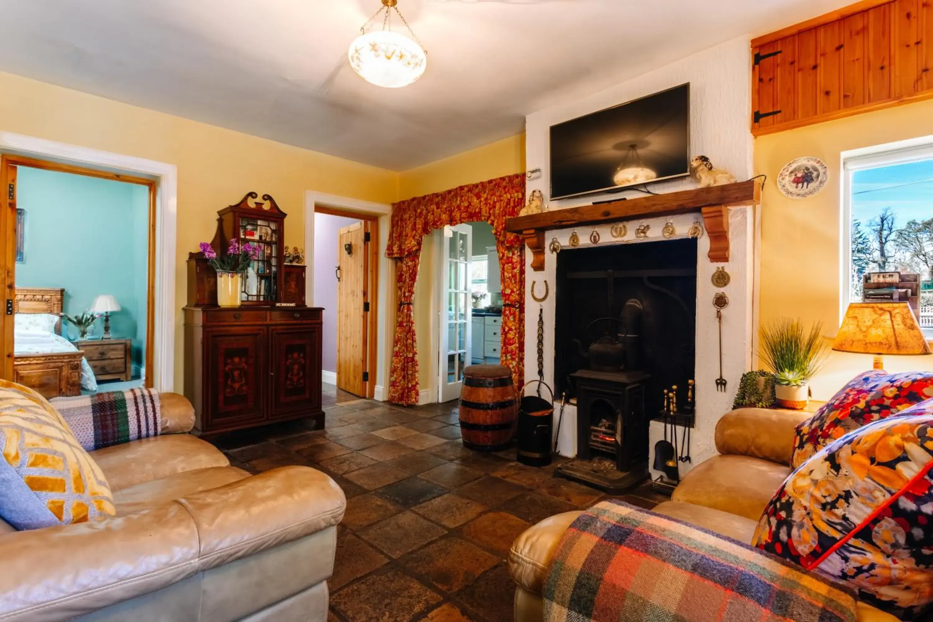 TV and multimedia, Seating Area in Brookhall Cottages