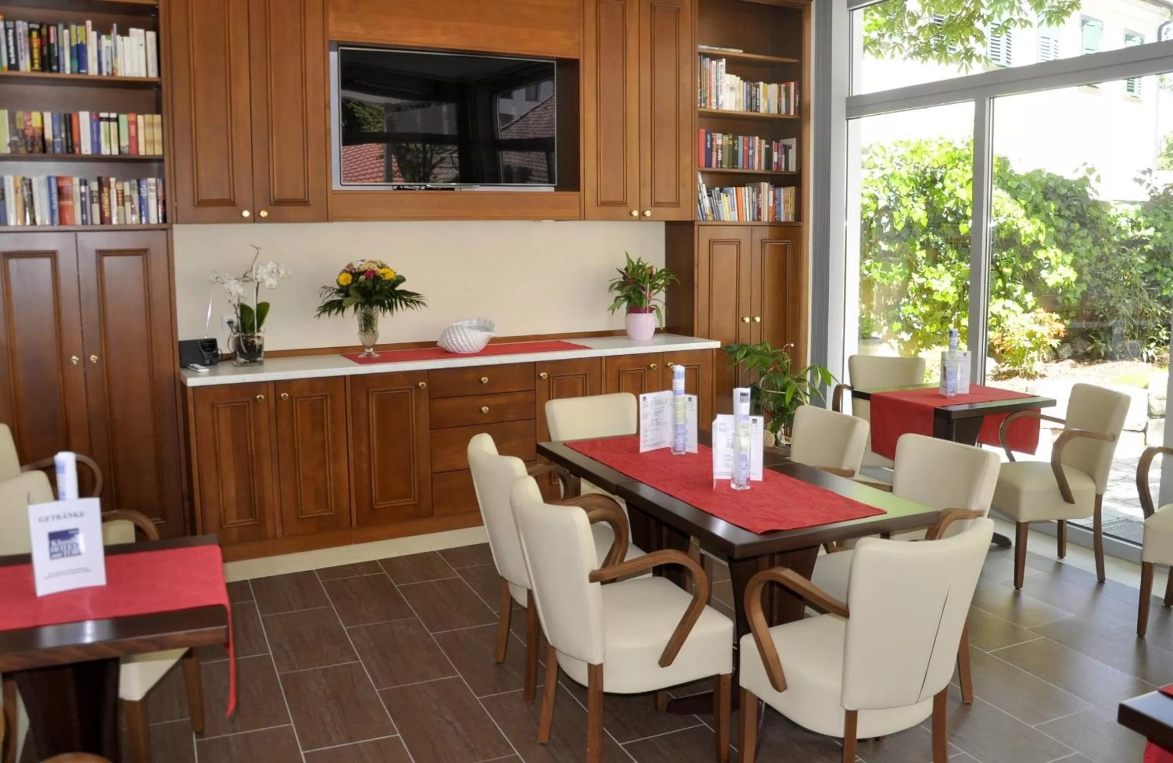 Communal lounge/ TV room in Klassik Hotel am Tor