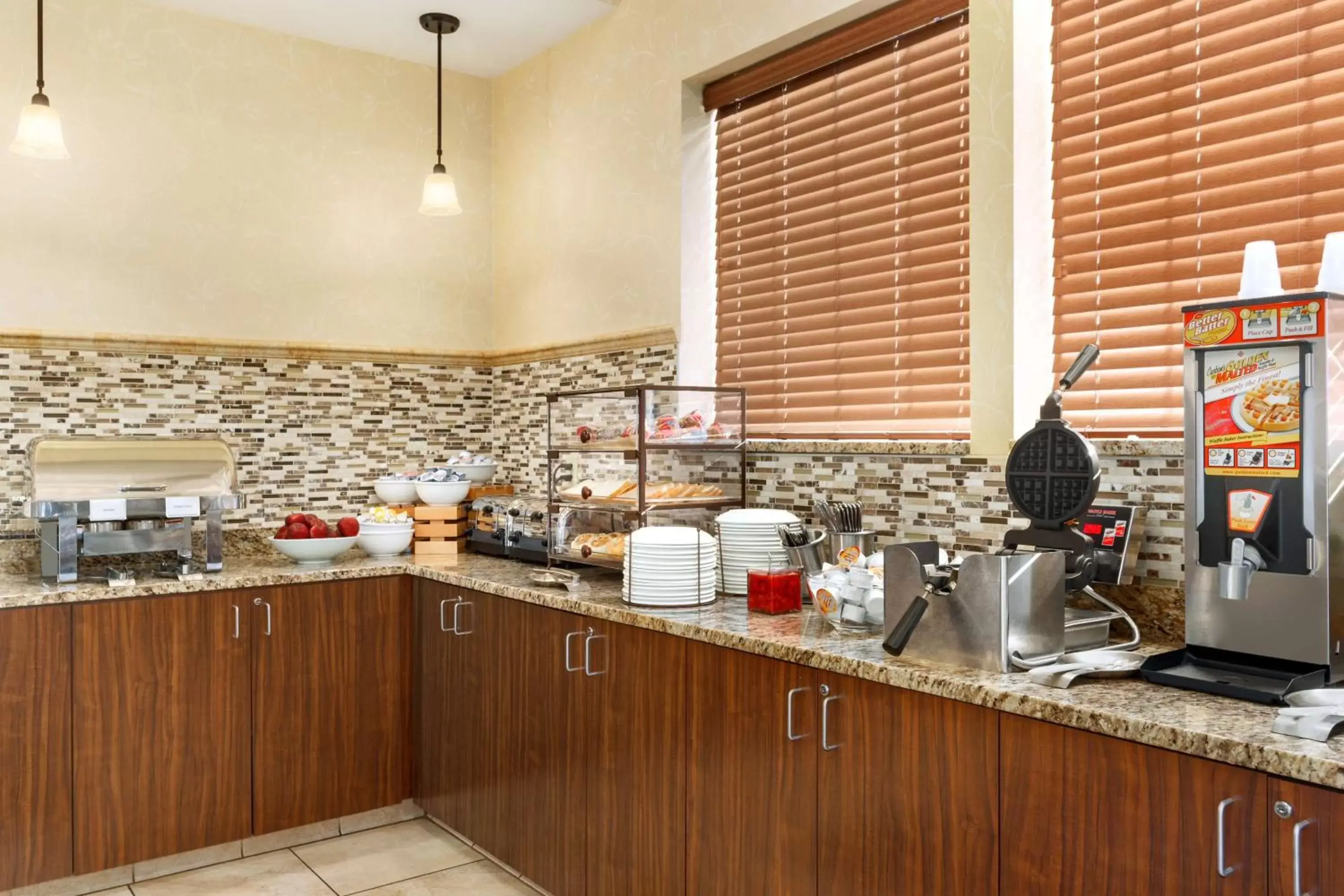 Restaurant/places to eat, Kitchen/Kitchenette in Country Inn & Suites by Radisson, Woodbury, MN