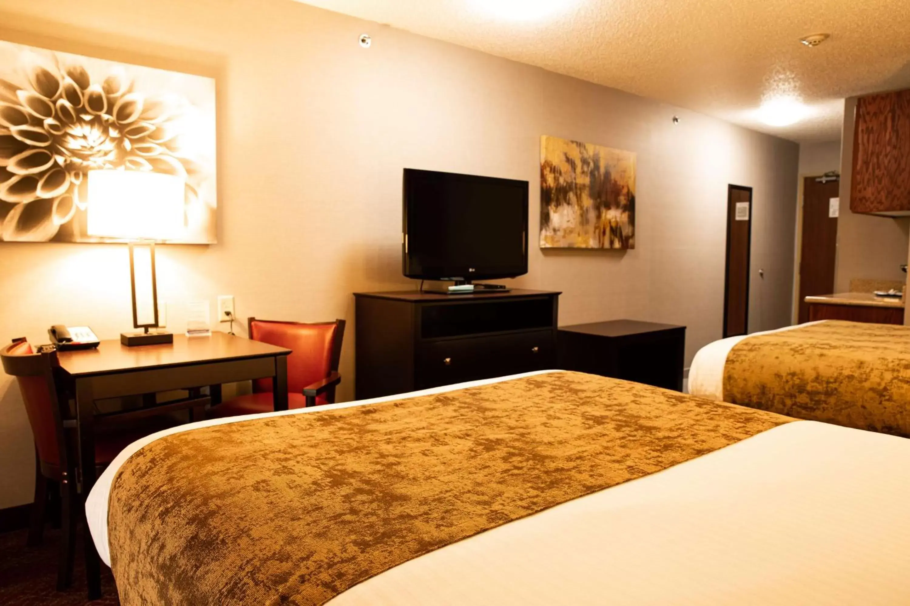 Bedroom, TV/Entertainment Center in Best Western Providence-Seekonk Inn