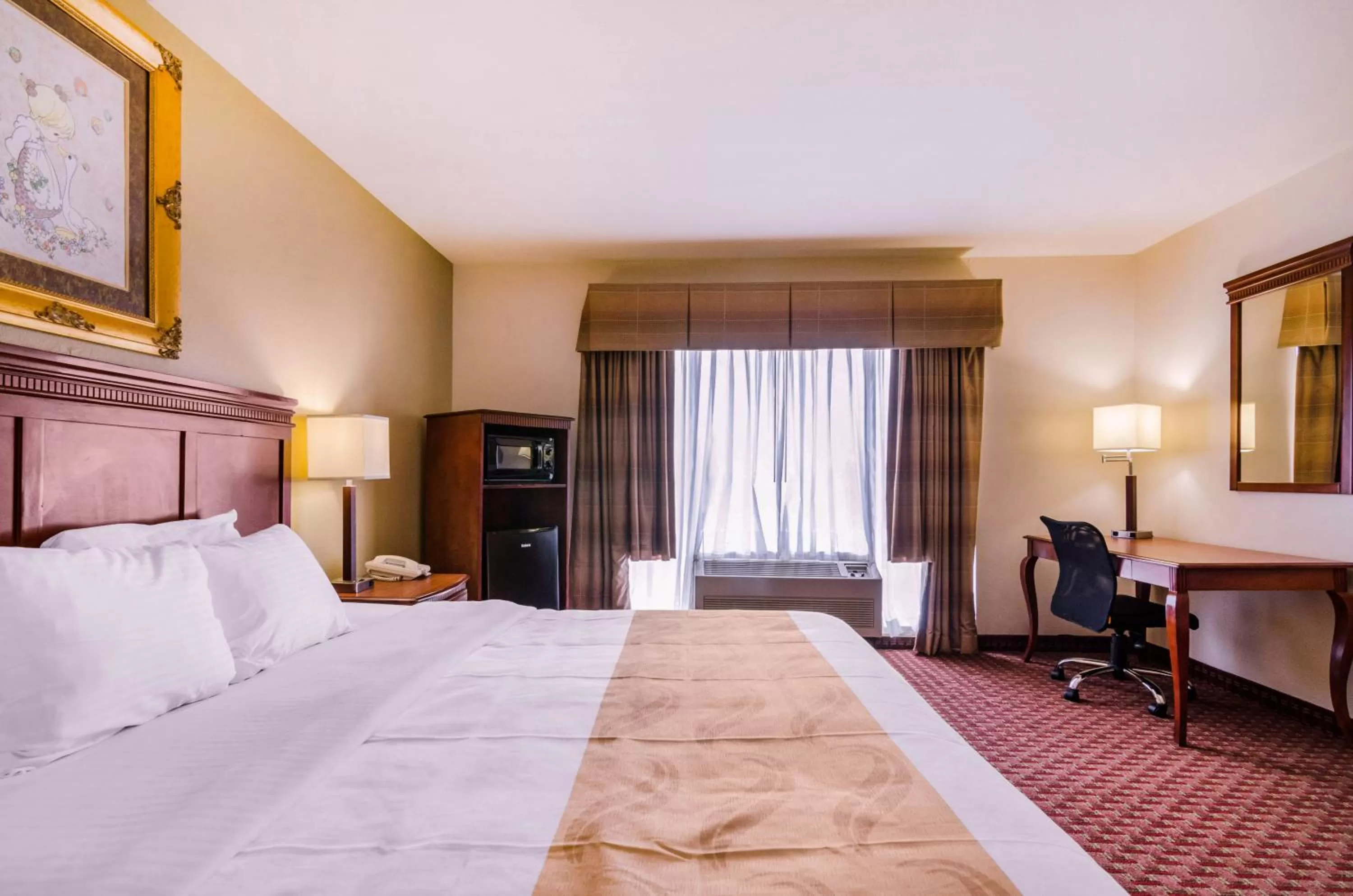 Photo of the whole room, Bed in Quality Inn & Suites Carthage near Precious Moments Chapel