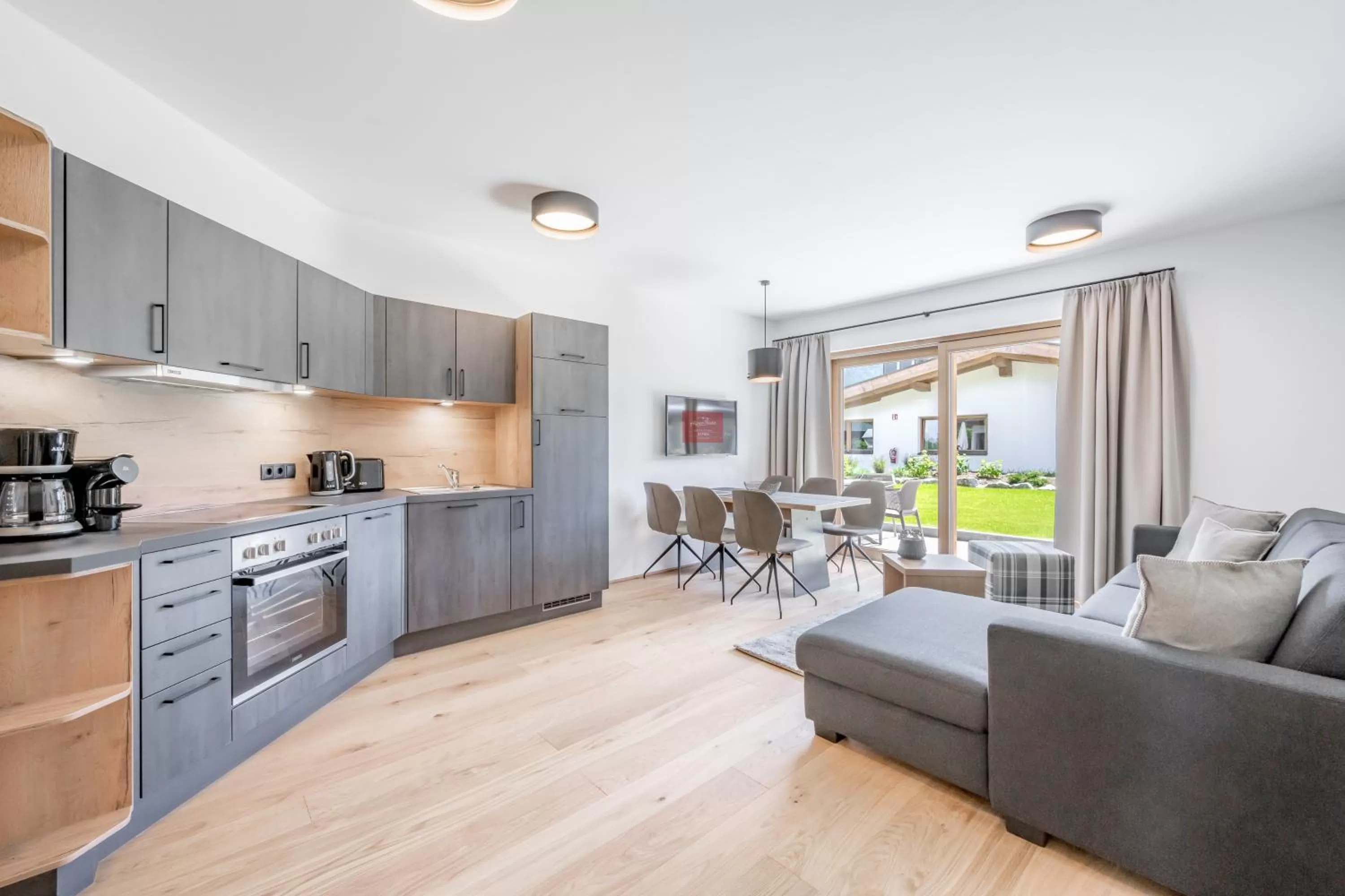 TV and multimedia in AlpenParks Chalet & Apartment Alpina Seefeld