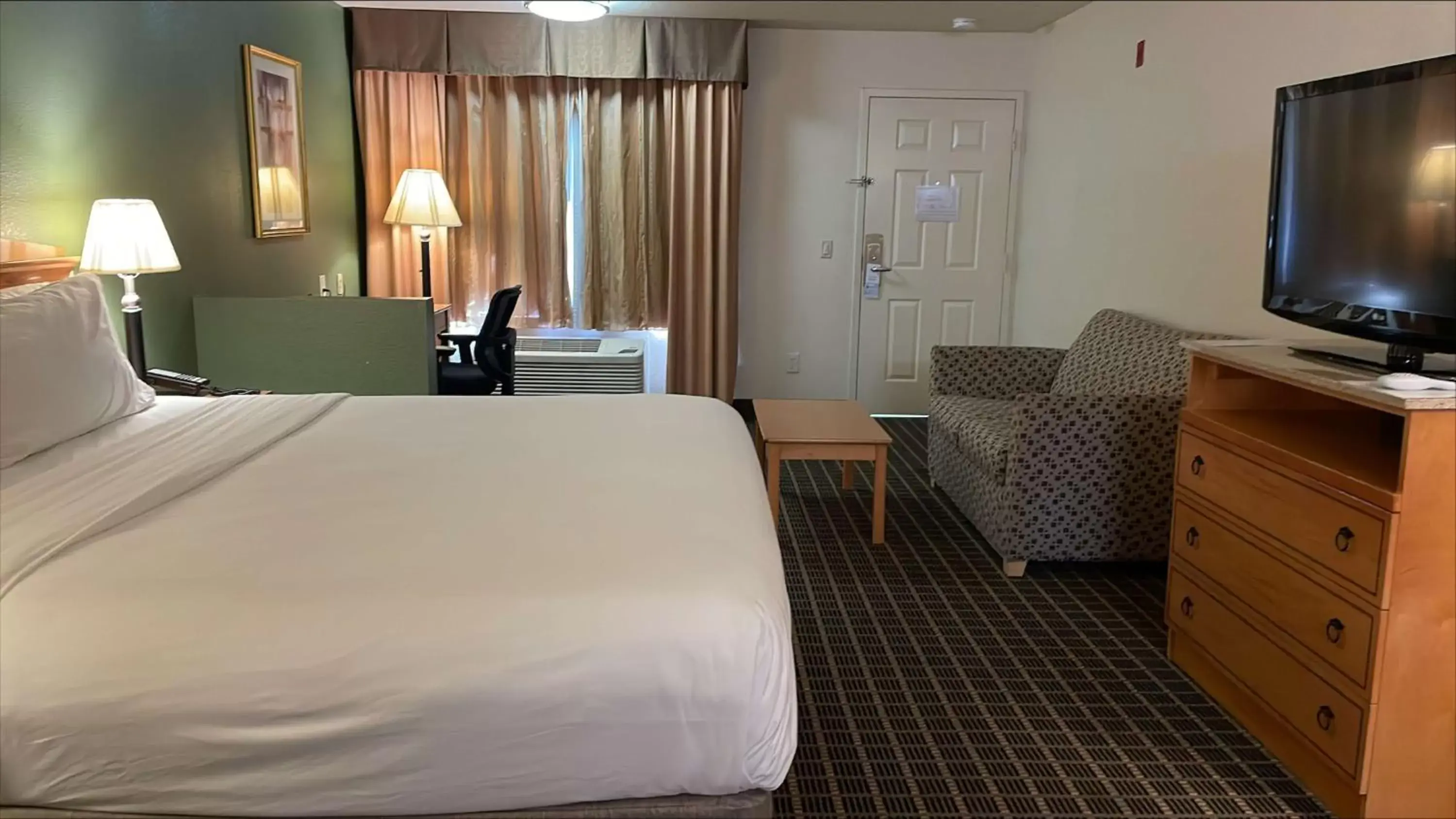 Bedroom, Bed in SureStayPlus Hotel by Best Western San Jose Central City