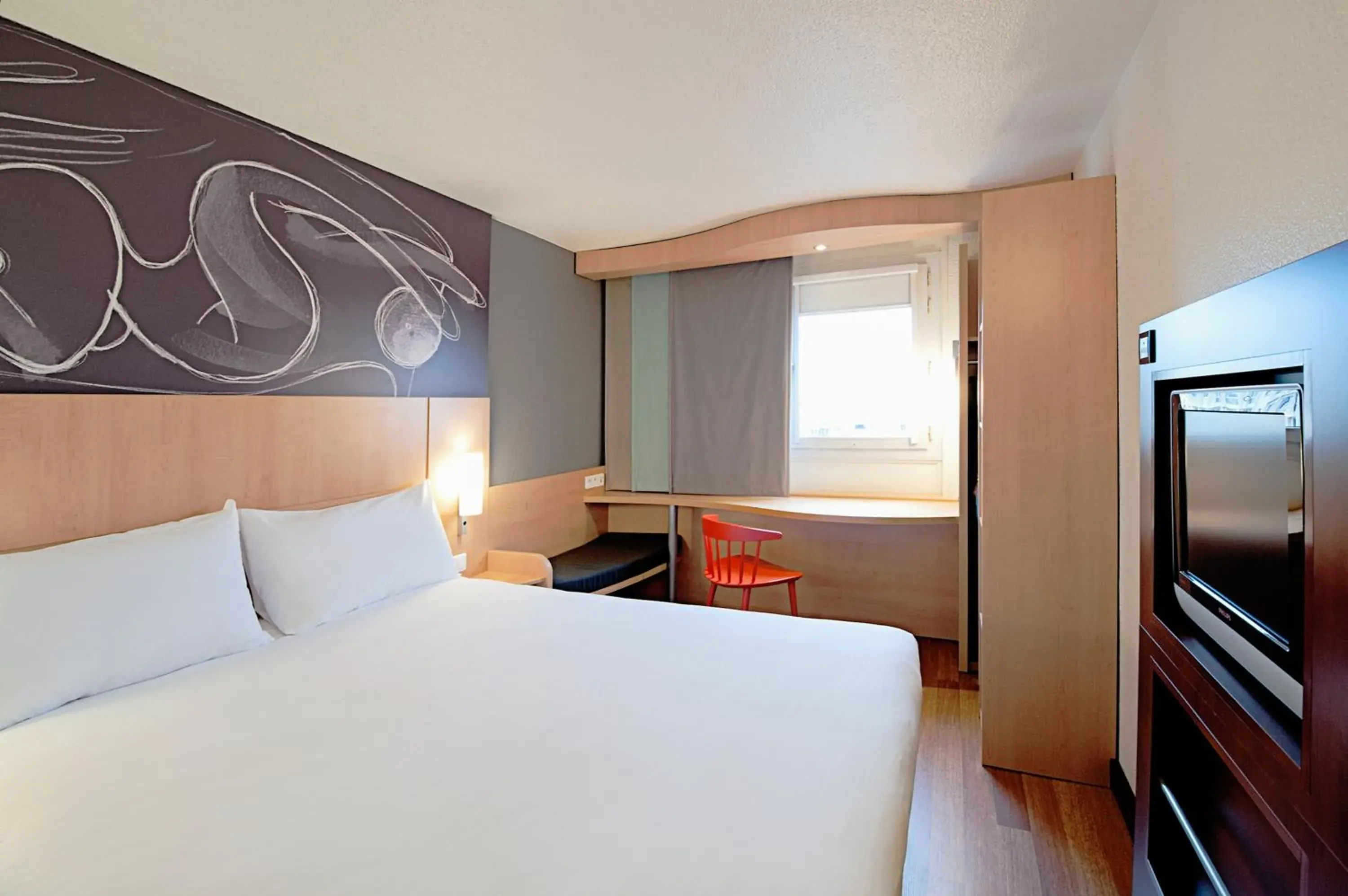 Photo of the whole room, Bed in Ibis Cornella