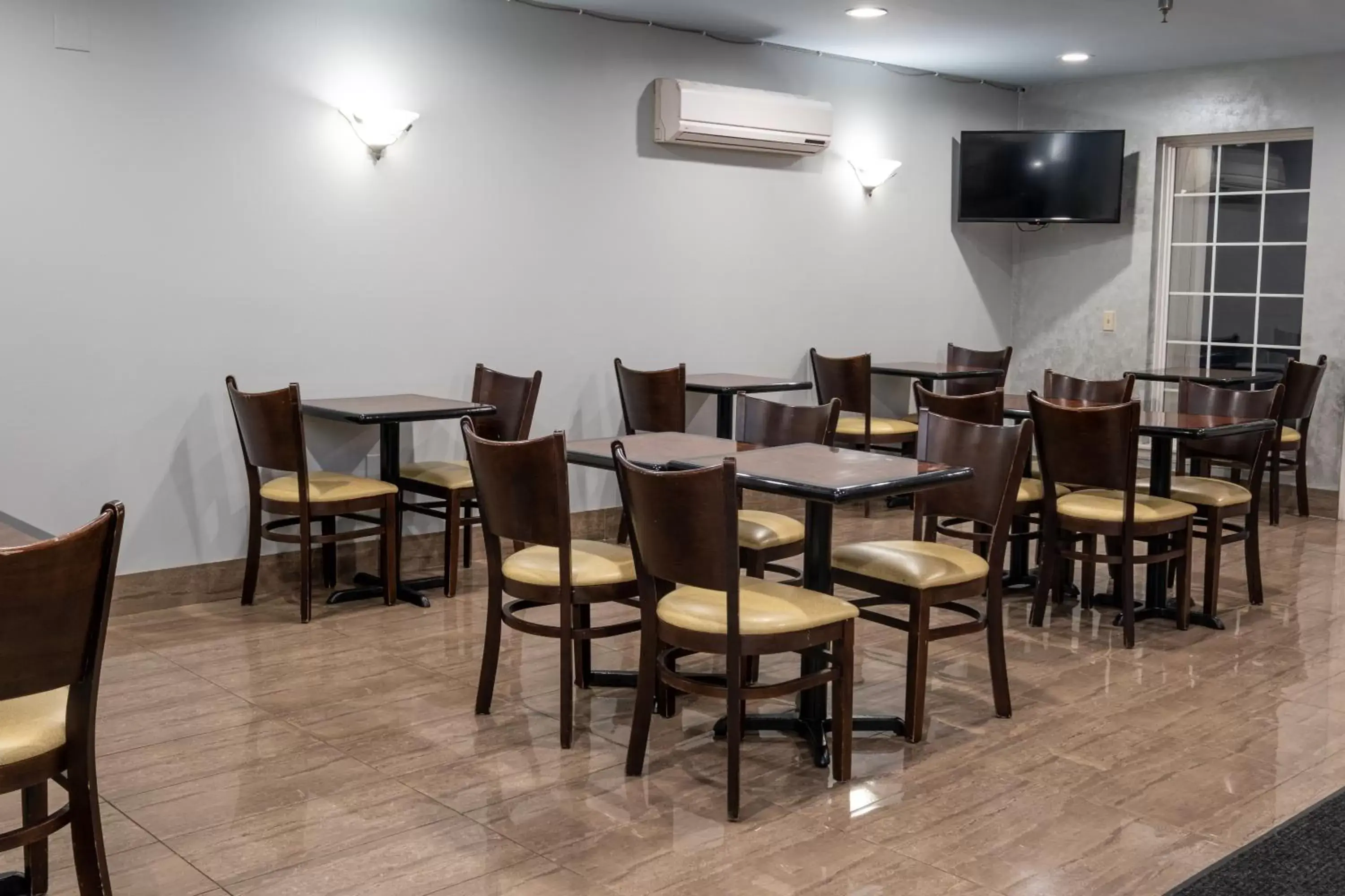 Dining area, Restaurant/Places to Eat in Hilltop Inn & Suites - North Stonington