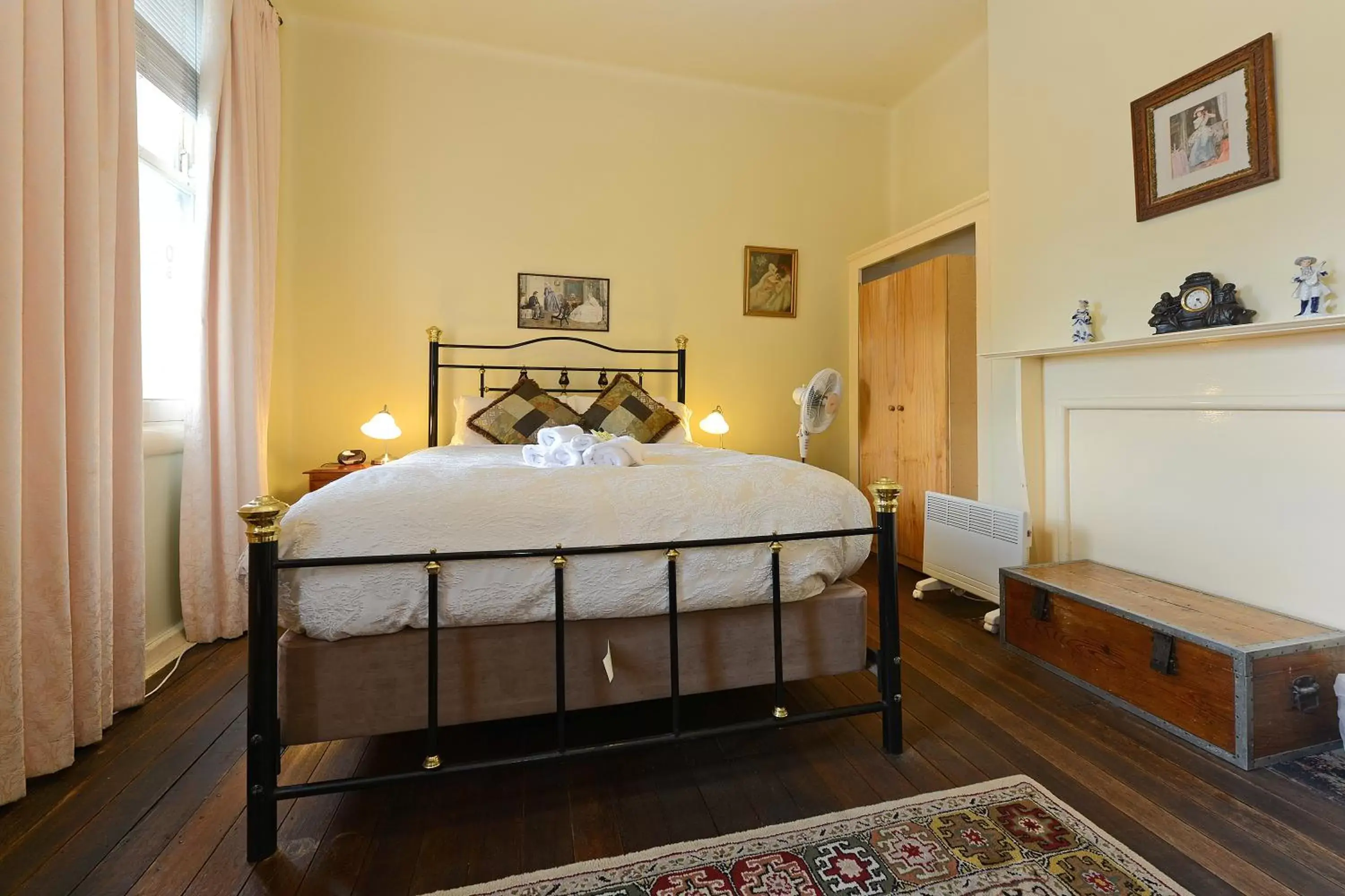 Bedroom, Bed in Edinburgh Gallery Bed & Breakfast