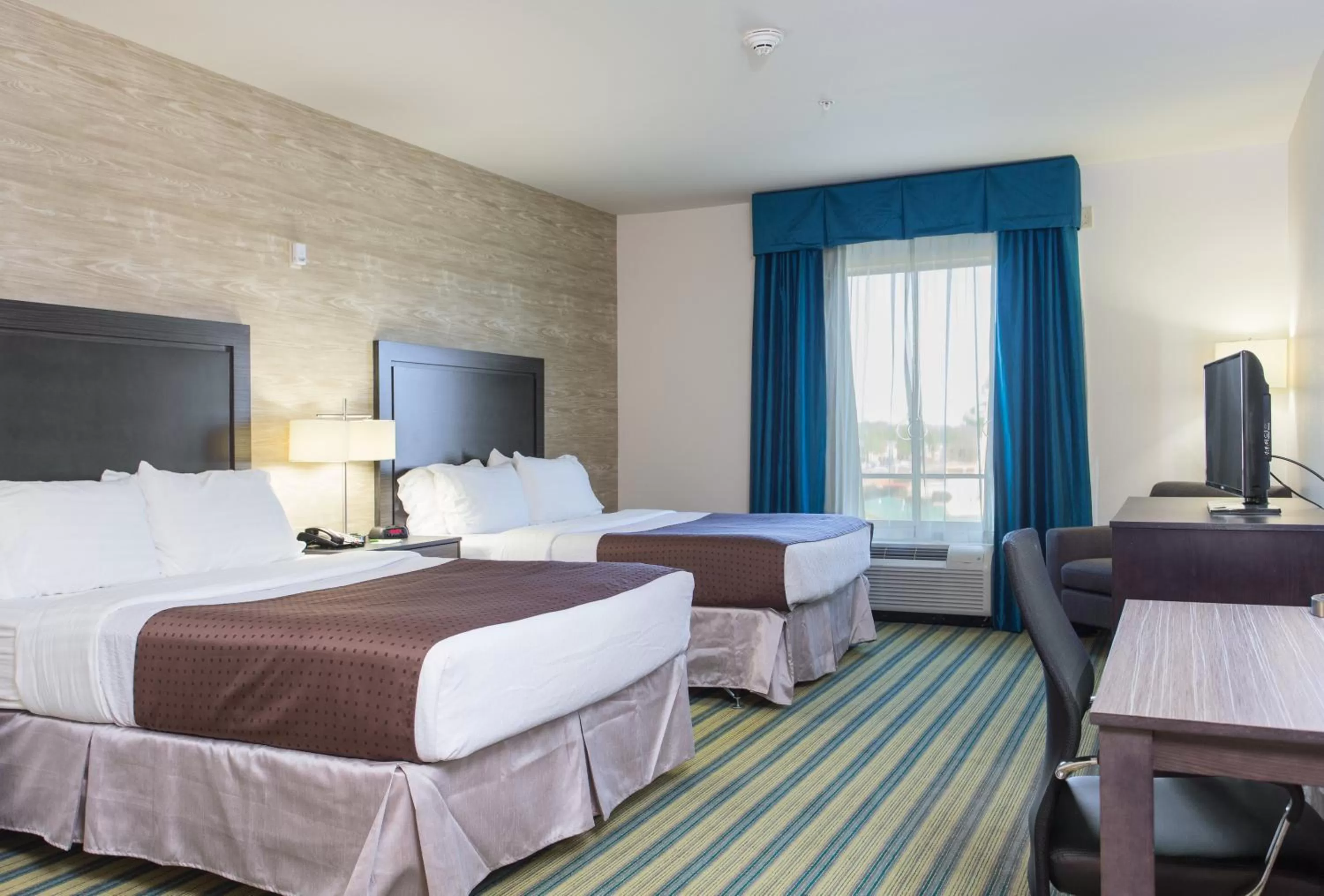 Photo of the whole room, Bed in Holiday Inn Texarkana Arkansas Convention Center by IHG