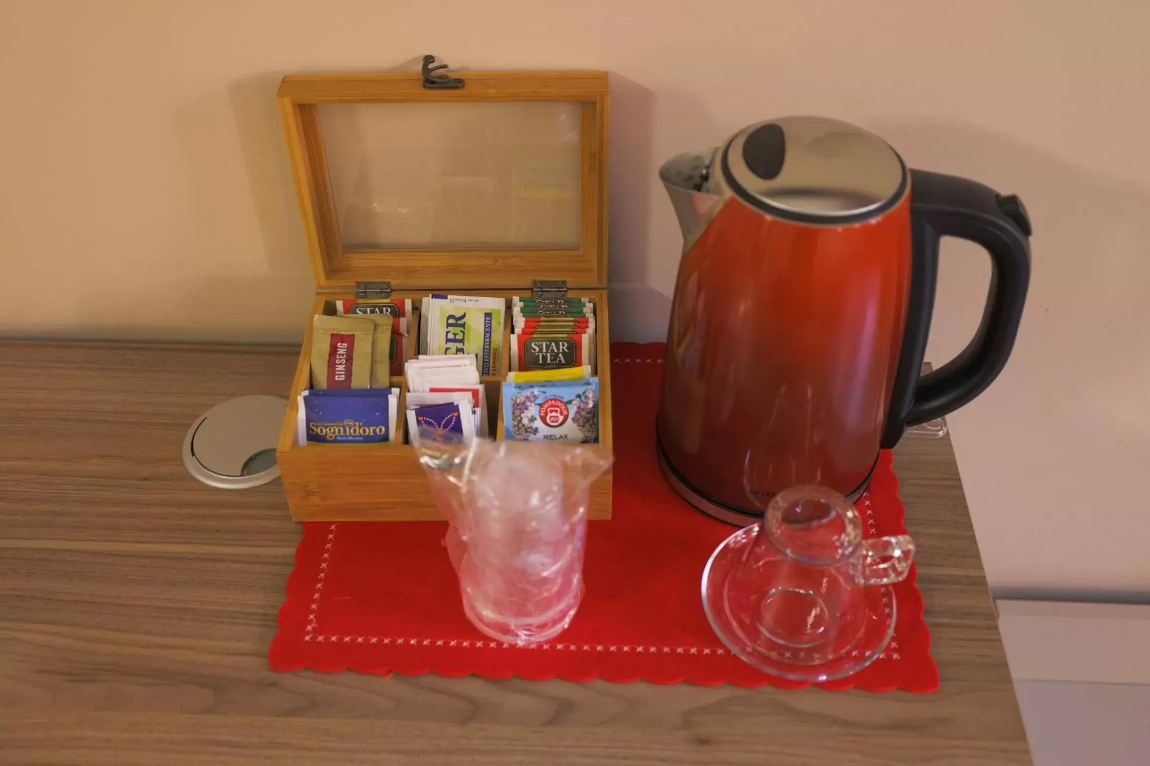 Coffee/tea facilities in Brettia Guest Rooms