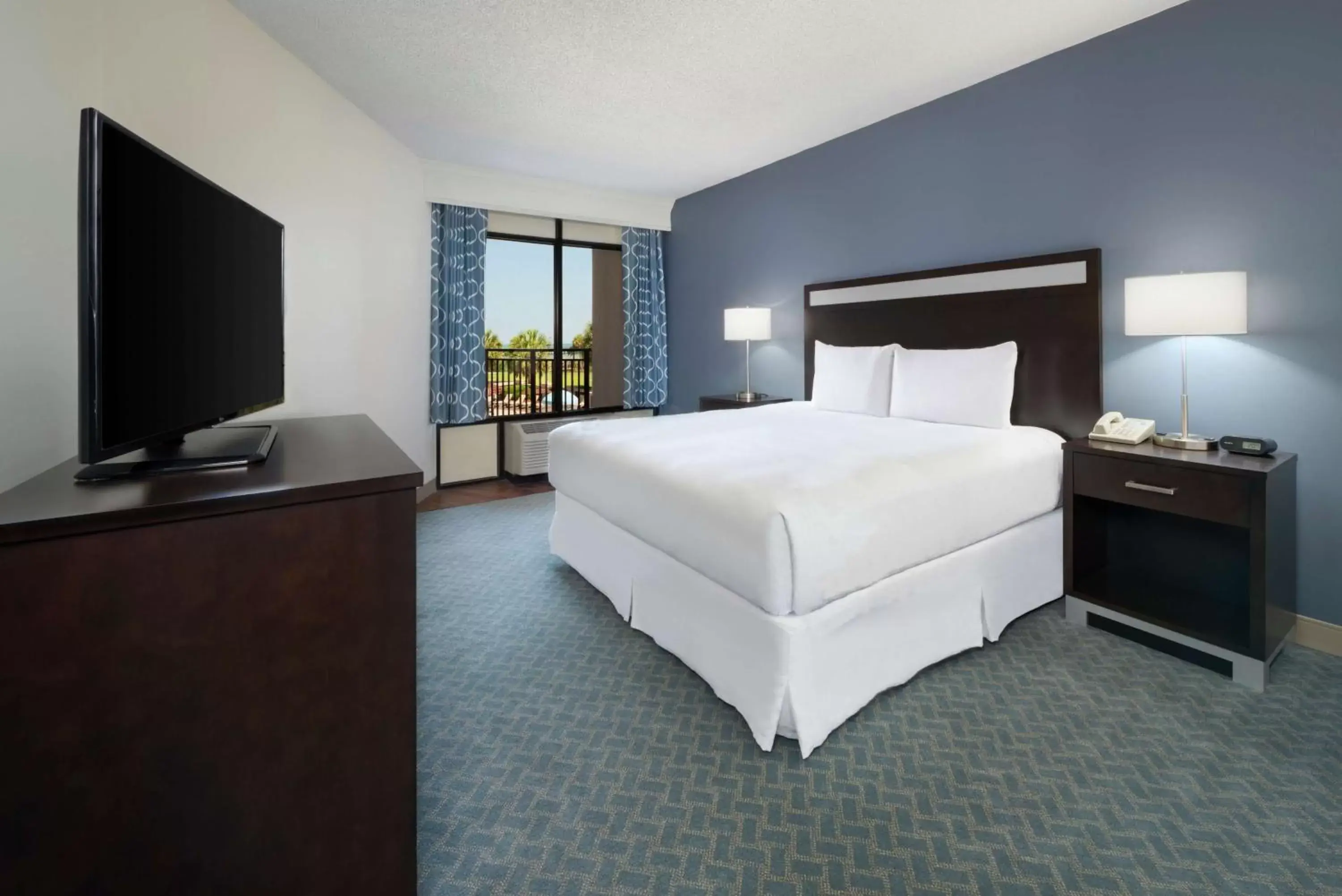 Bed in DoubleTree Resort by Hilton Myrtle Beach Oceanfront