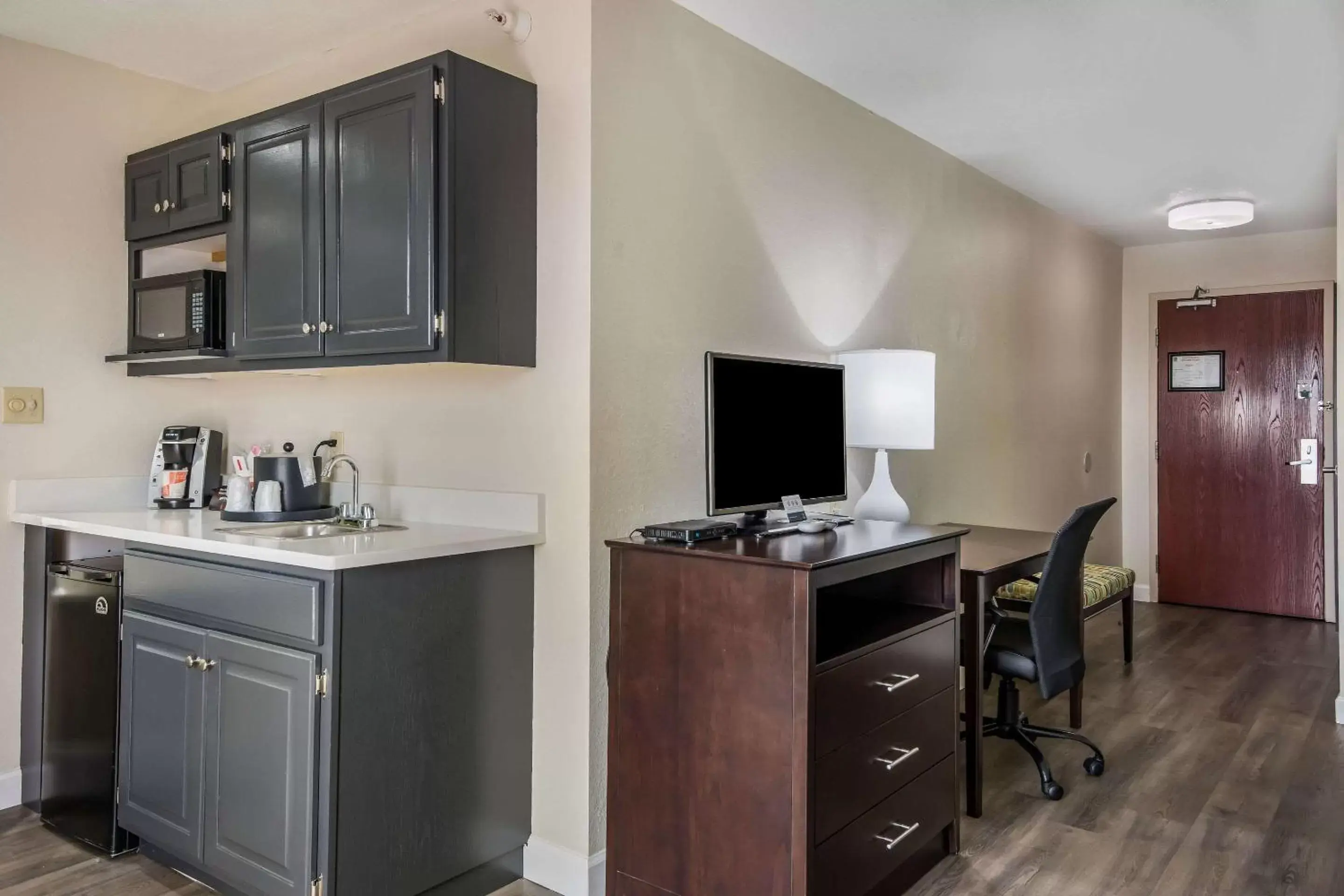 Photo of the whole room, Kitchen/Kitchenette in Quality Inn & Suites Quincy - Downtown