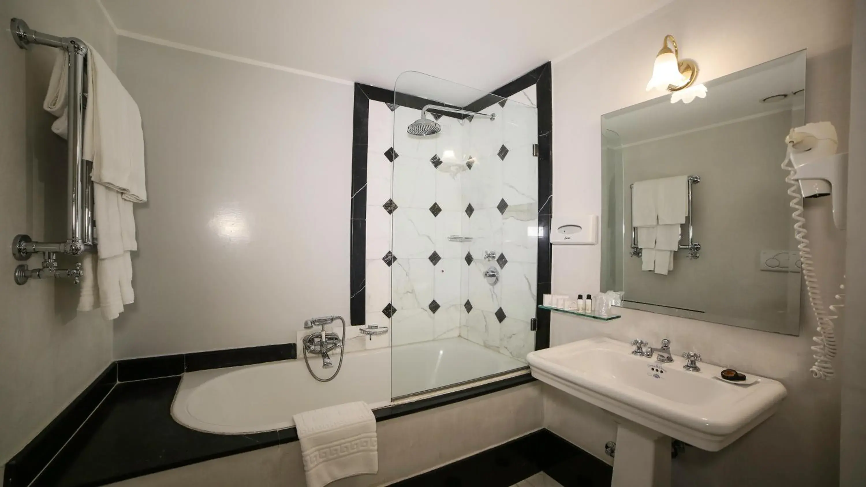 Shower, Bathroom in Hotel Villa Fraulo