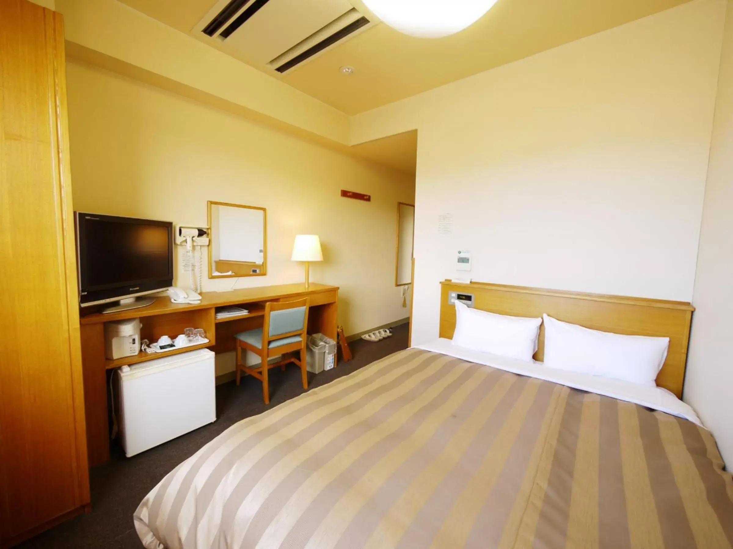 Double Room with Small Double Bed - single occupancy - Smoking in Hotel Route-Inn Shin Gotemba Inter -Kokudo 246 gou-