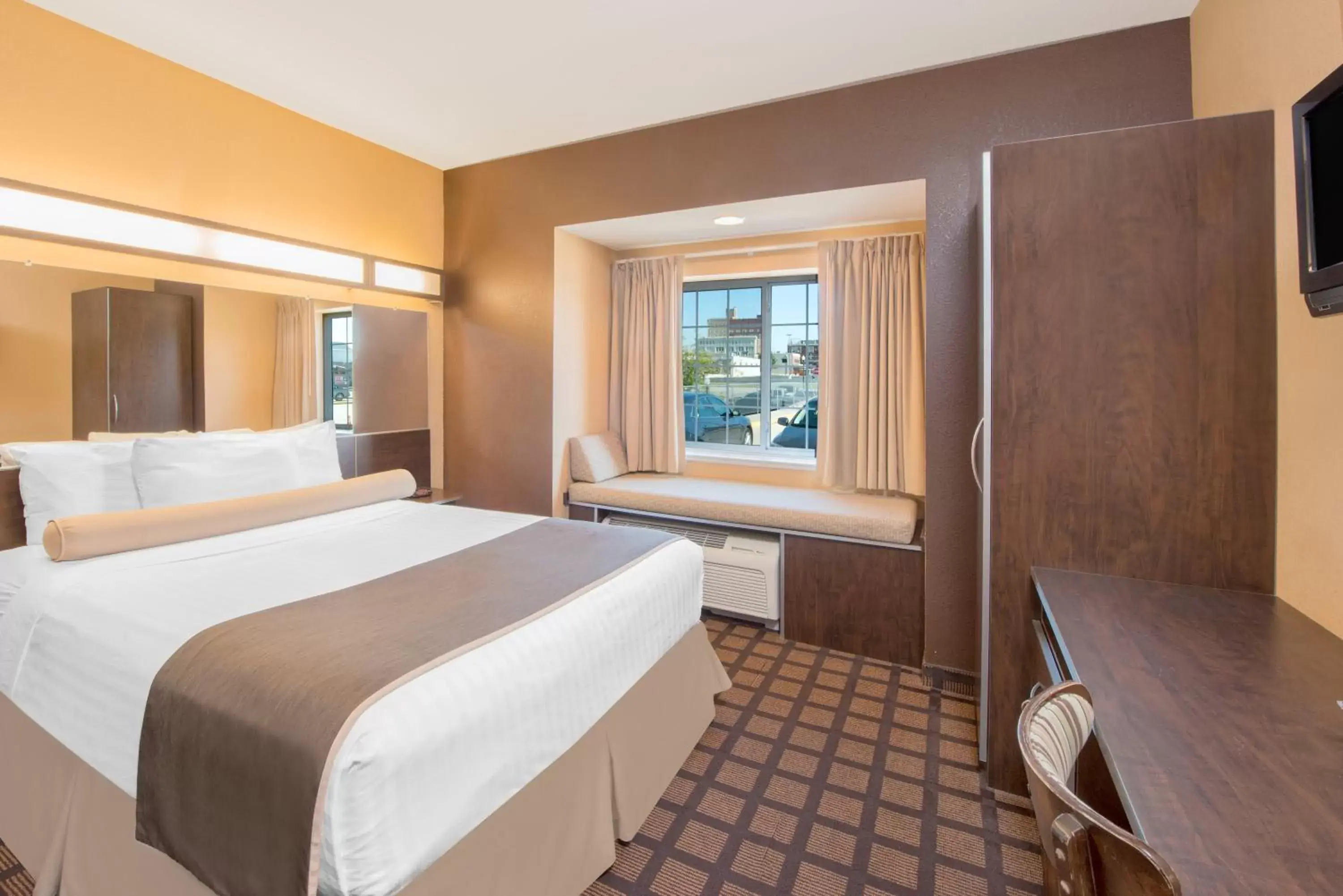 People, Bed in Microtel Inn & Suites Quincy by Wyndham