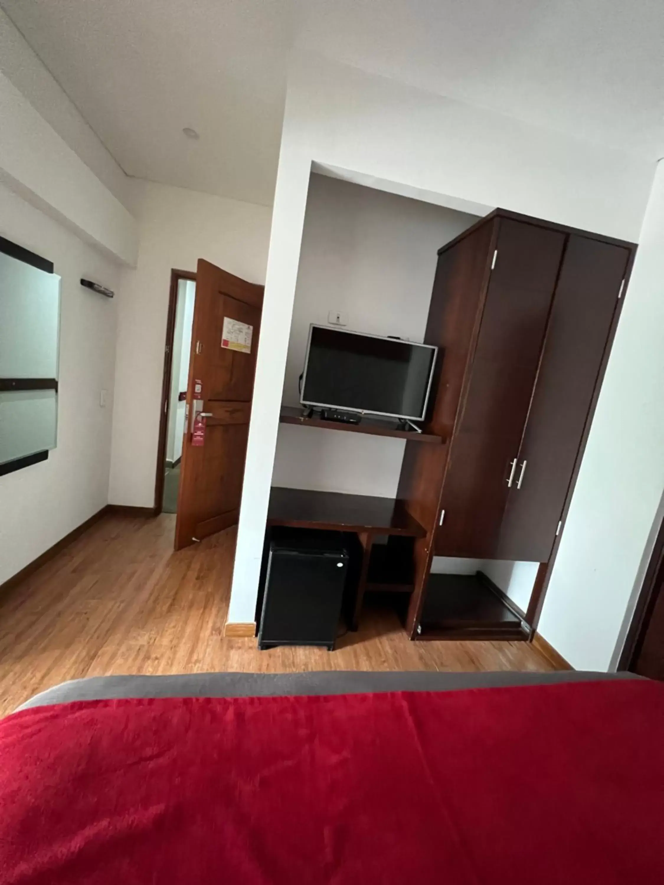 TV and multimedia, TV/Entertainment Center in Hotel Florencia Plaza