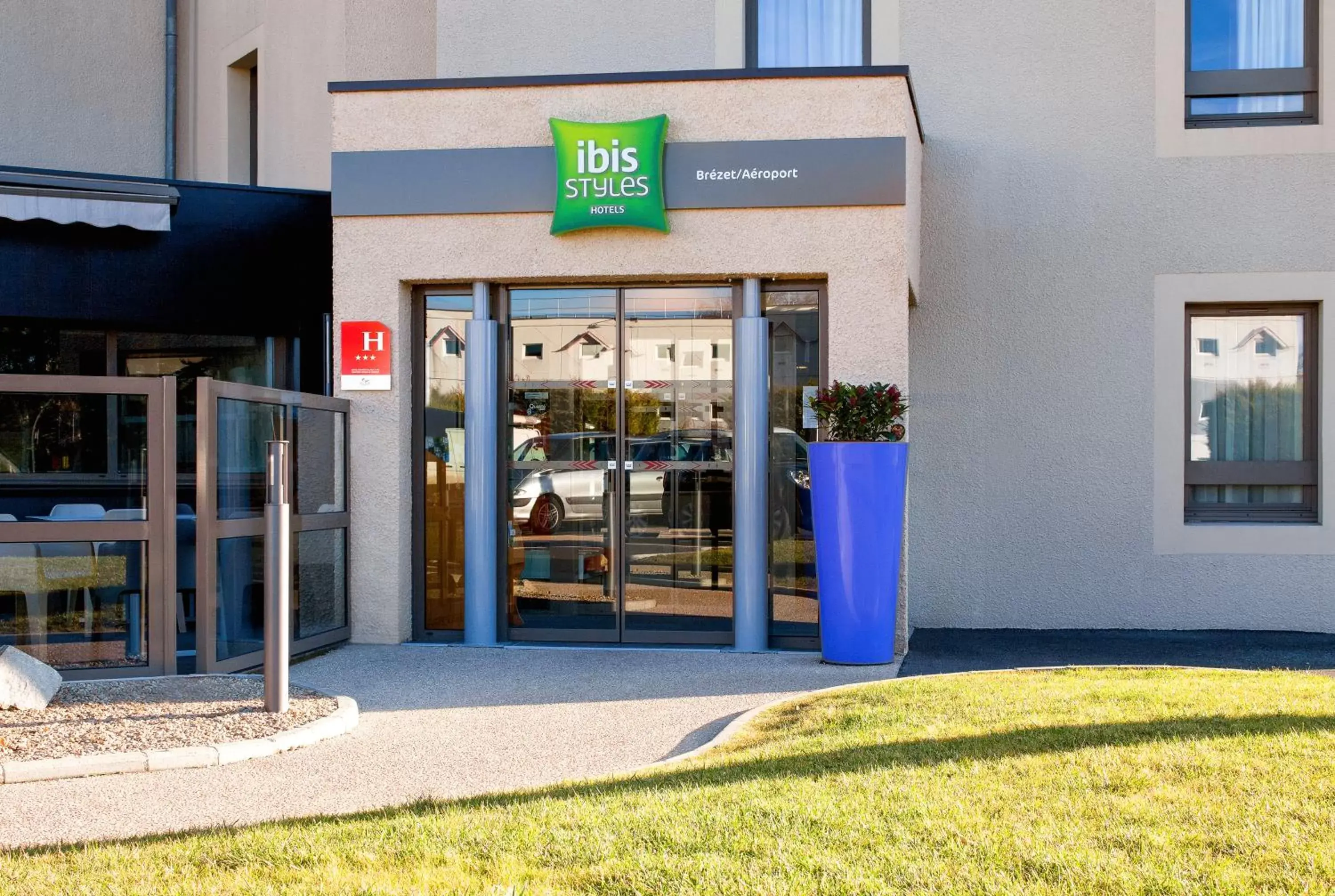 Facade/entrance in ibis Styles Clermont-Ferrand Aéroport