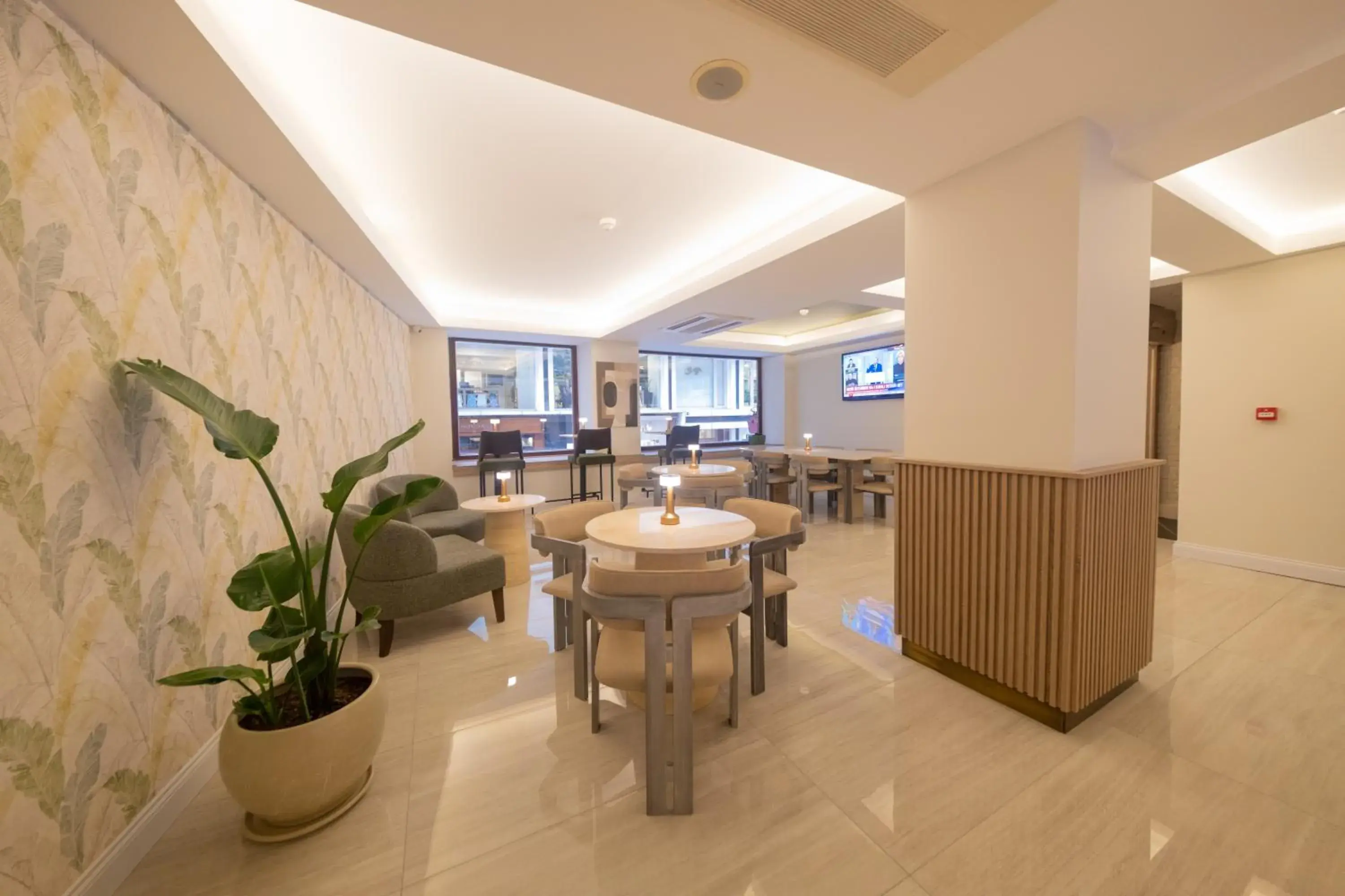 Seating area, Restaurant/Places to Eat in Atik Palas Hotel