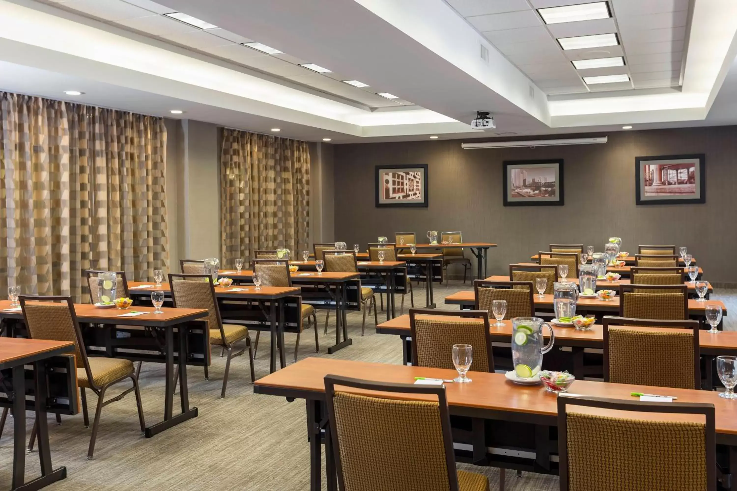 Meeting/conference room, Restaurant/Places to Eat in Courtyard Boston Natick