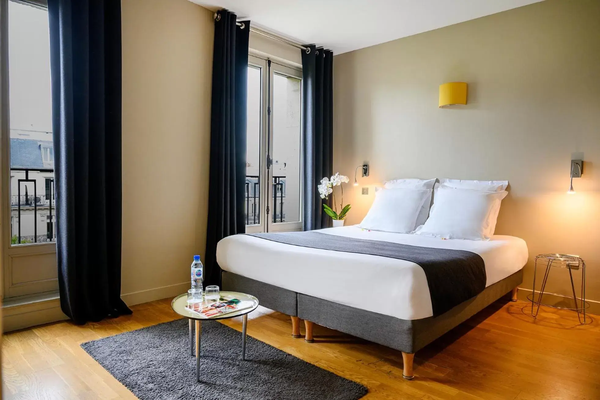 Shower, Bed in Suites & Hotel Helzear Champs-Elysees