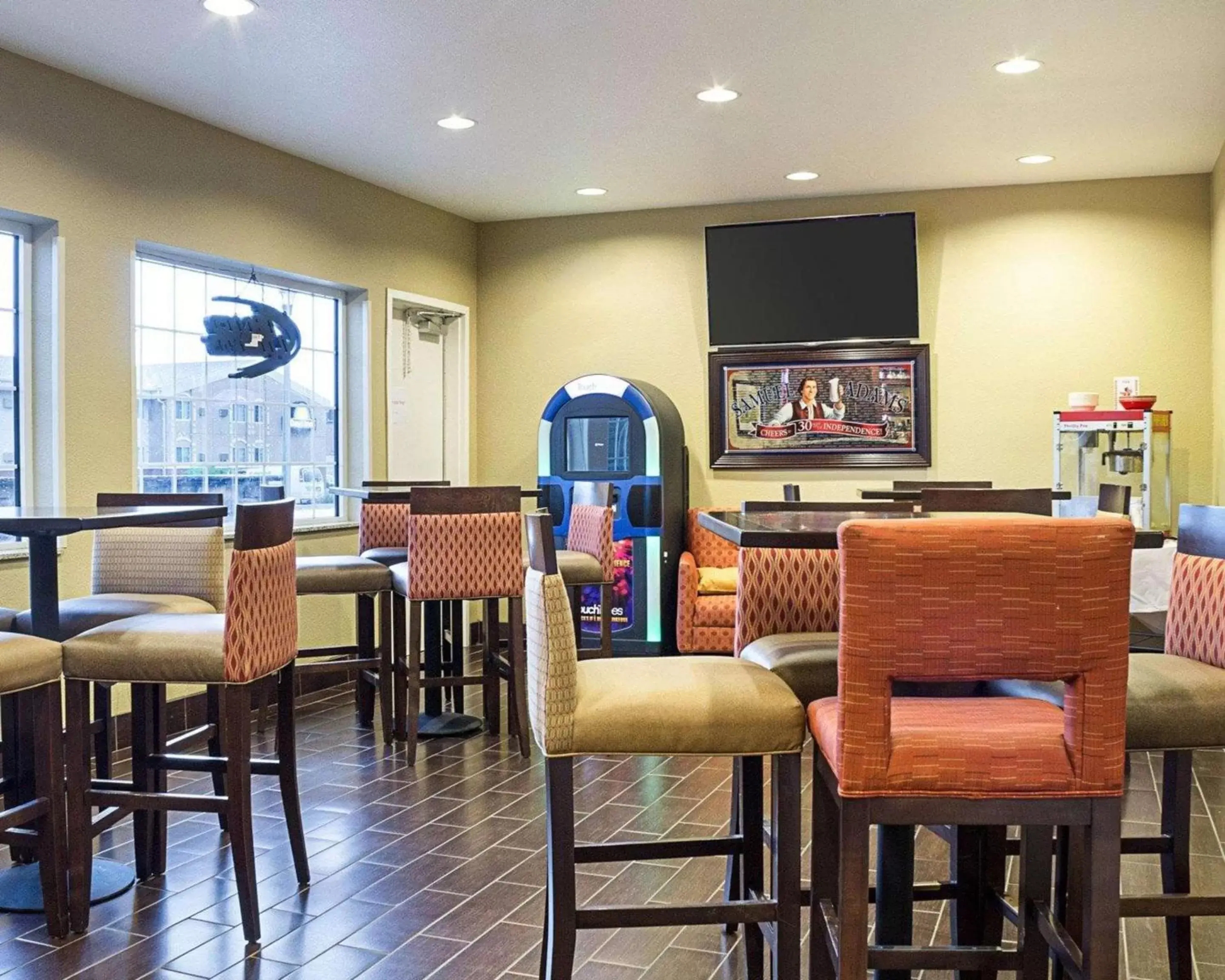 Lounge or bar, Restaurant/Places to Eat in Comfort Suites Minot