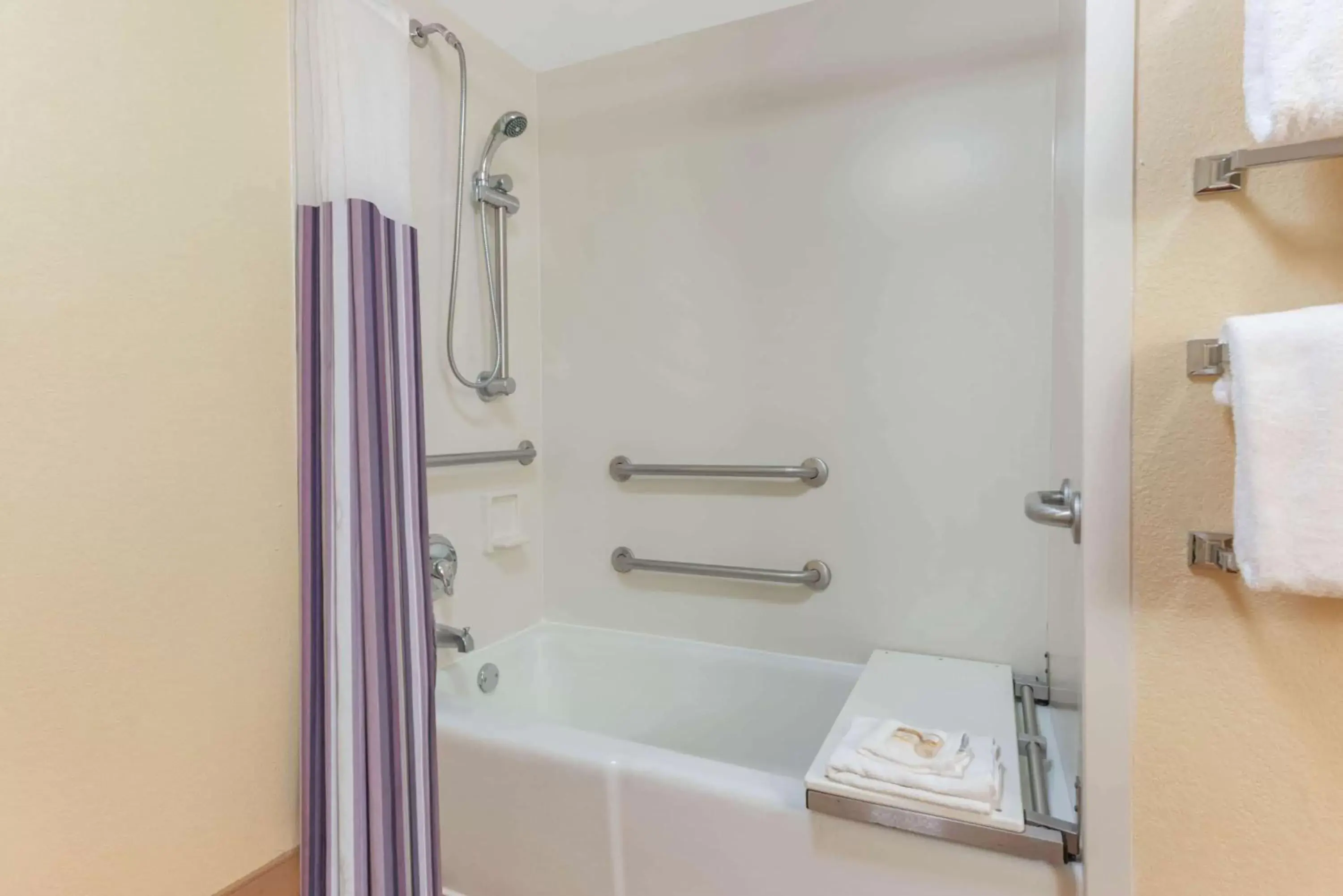 Bathroom in La Quinta by Wyndham Fort Lauderdale Pompano Beach