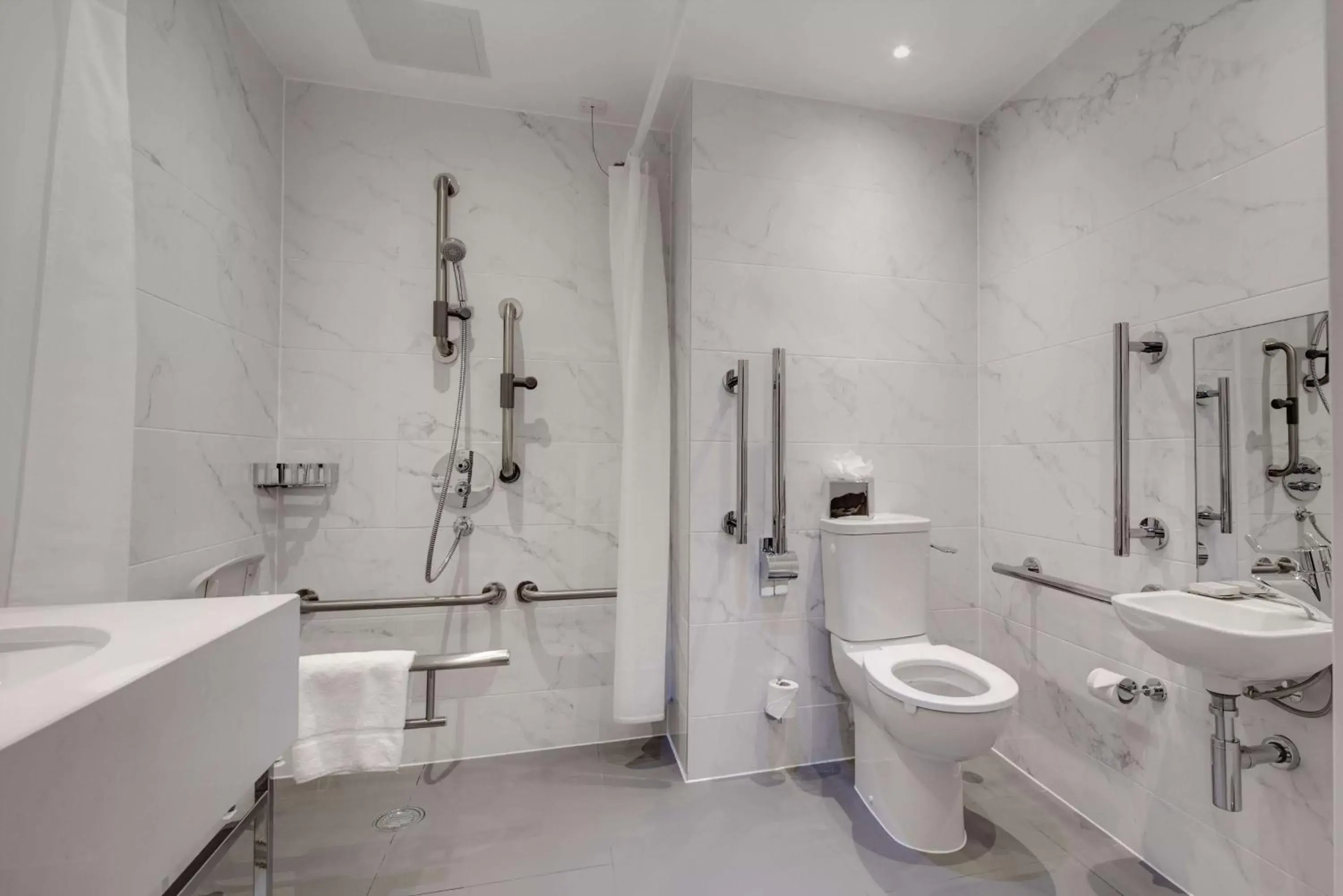 Bathroom in Hilton London Euston