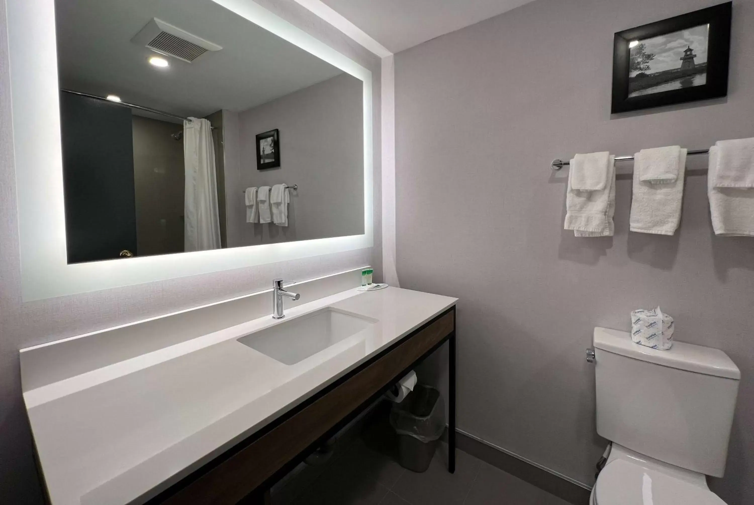 TV and multimedia, Bathroom in Super 8 by Wyndham Cornwall ON