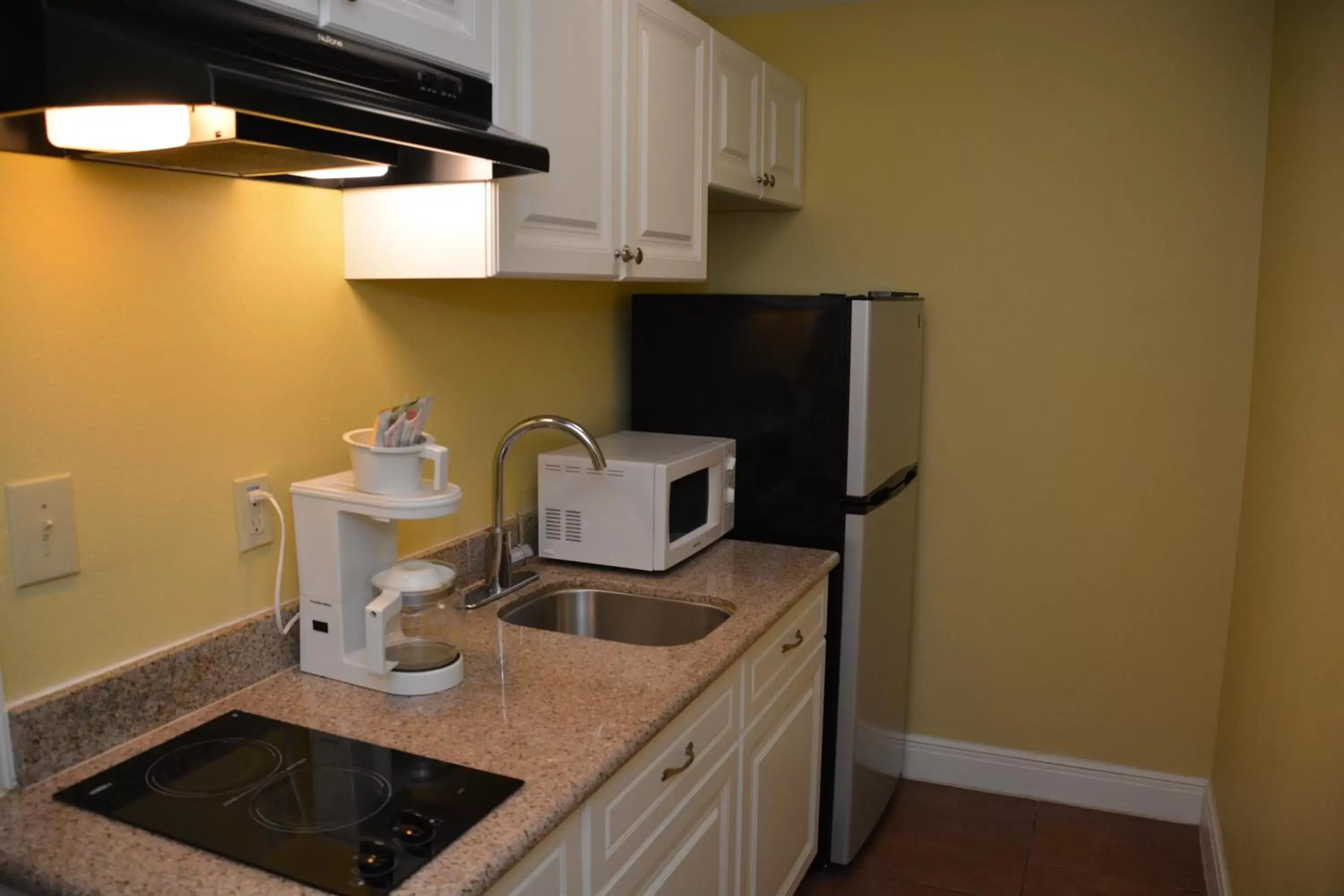 Kitchen or kitchenette, Kitchen/Kitchenette in Ramada by Wyndham & Suites South Padre Island
